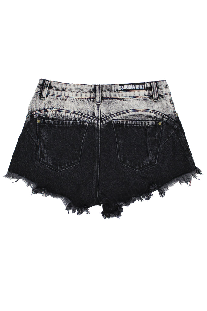 Denim shorts with tie-dye washed pockets. Label detail on the back. Frayed finish. Front closure with zipper and metallic button