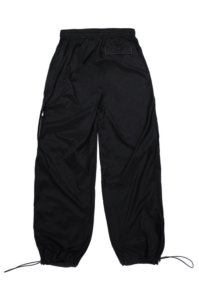 satin-effect cargo pants. Adjustable waistband with technical strap and metal buckle. Side cargo pockets and adjustable hems with elastic drawcord