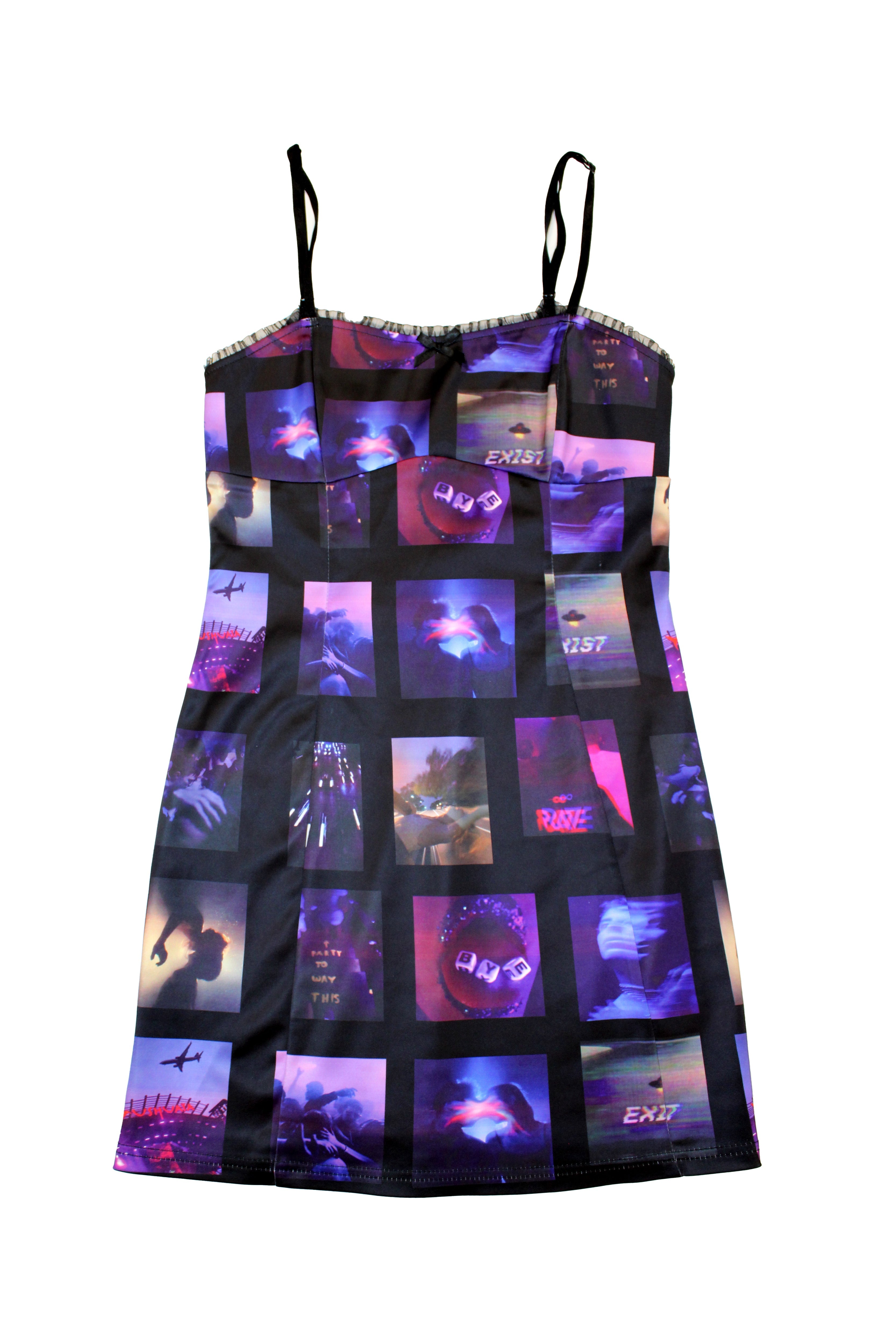 Elastic printed dress made of satin fabric. Corset cut with sides. Adjustable straps. Bow detail with metallic ornament.