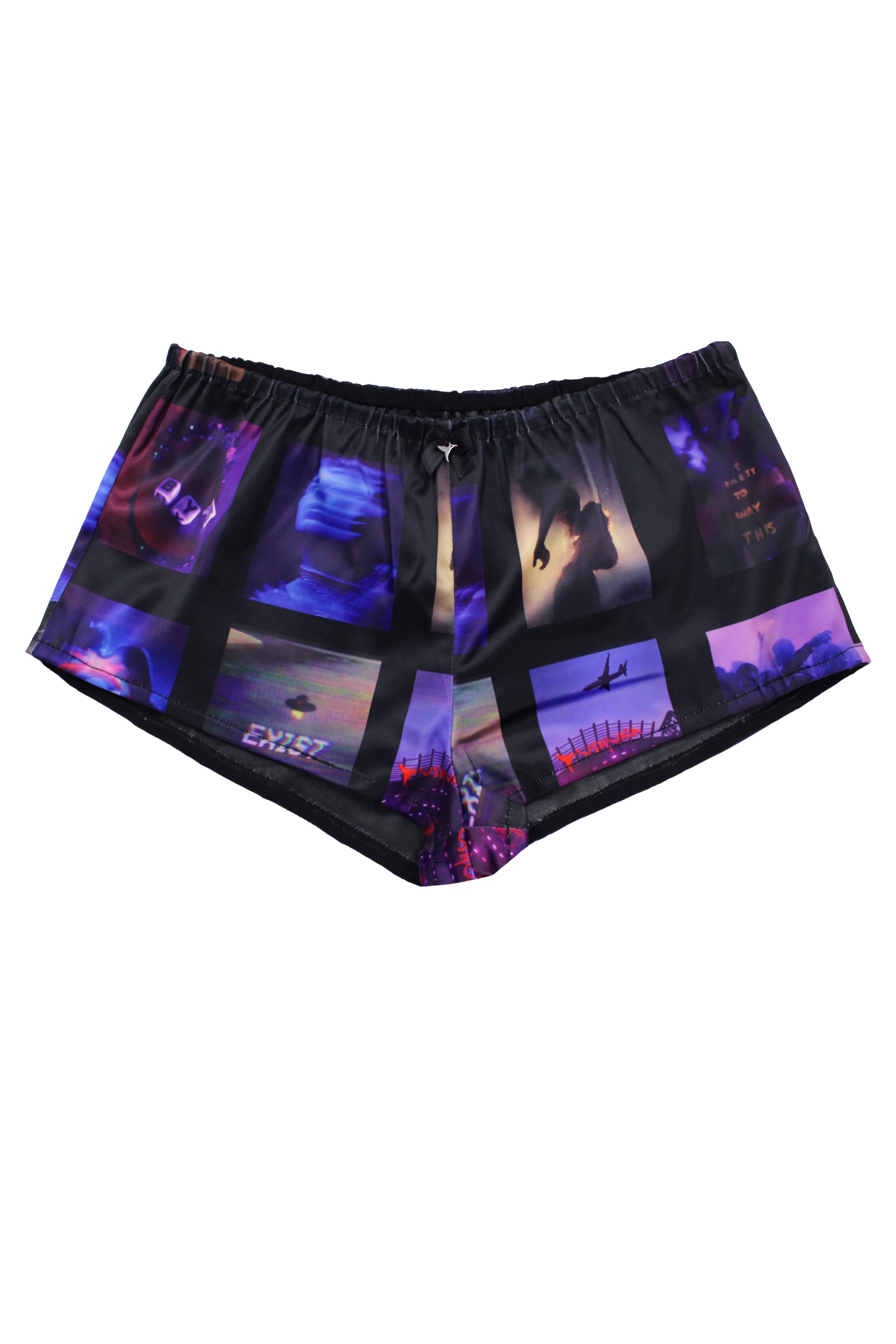 Printed culotte shorts in satin fabric. Features a bow detail with metallic embellishment. Side closure with invisible zipper and hook