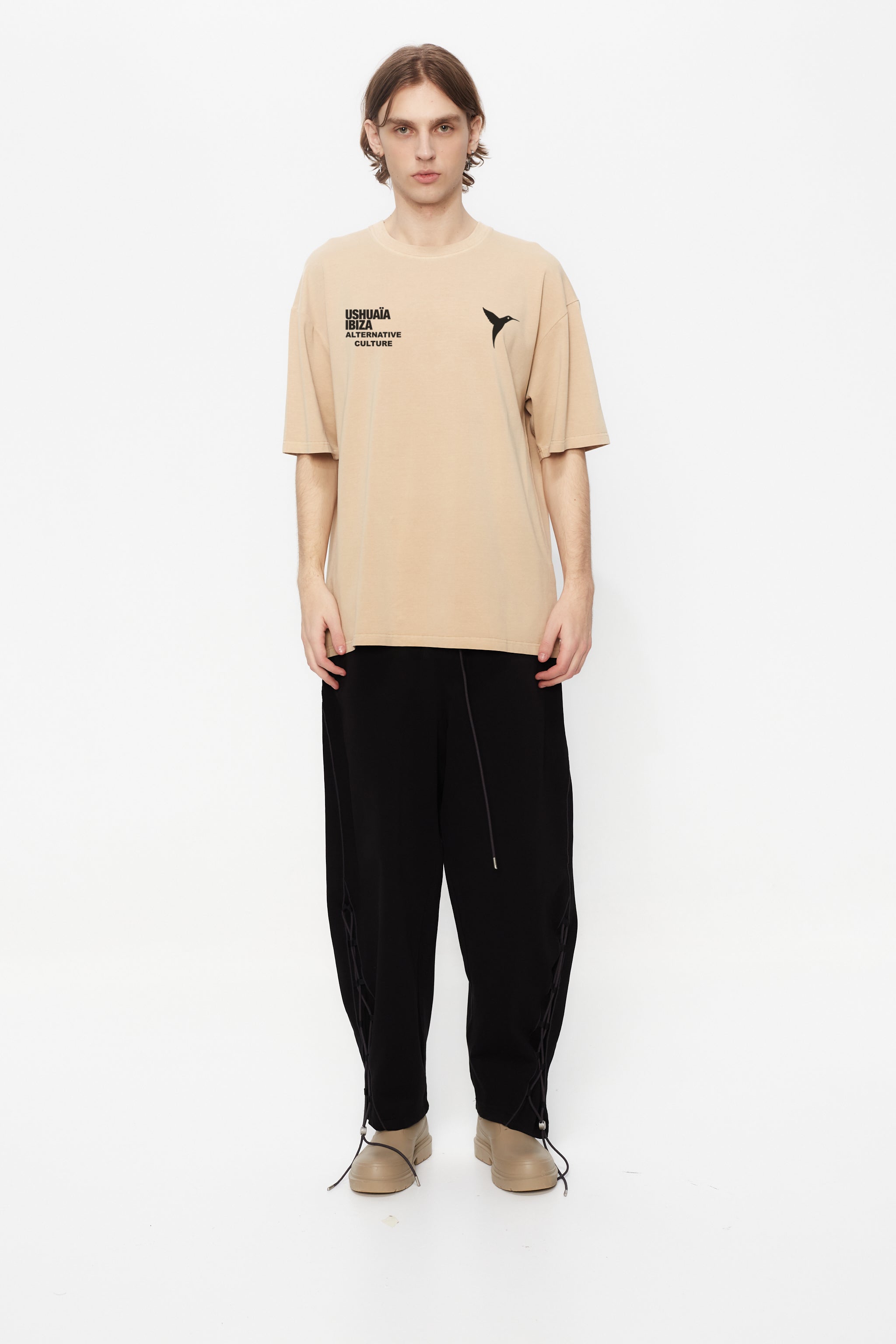 Regular fit t-shirt with round neck and washed short sleeves with fade out effect. Contrast combined print detail on the front.