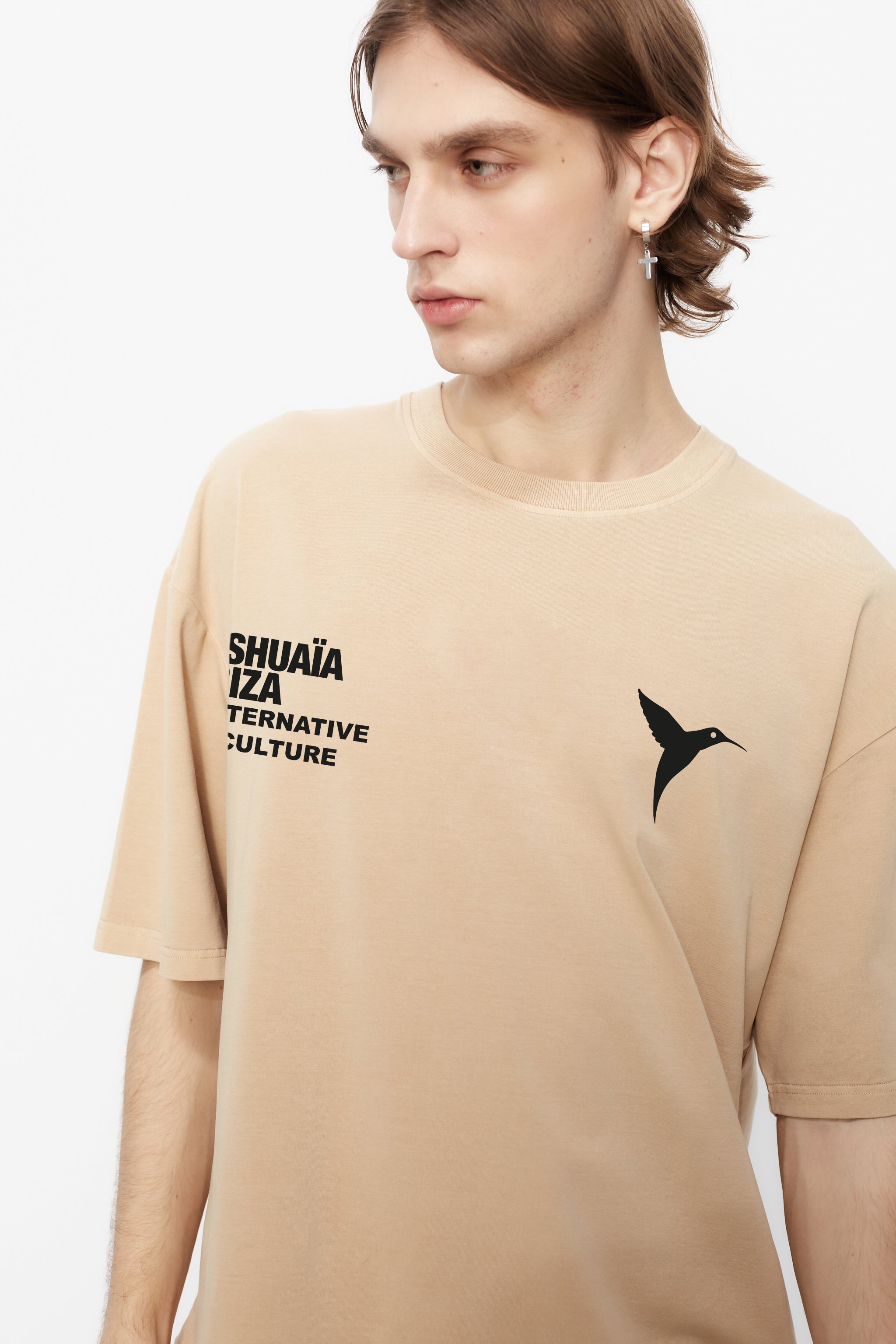 Regular fit t-shirt with round neck and washed short sleeves with fade out effect. Contrast combined print detail on the front.