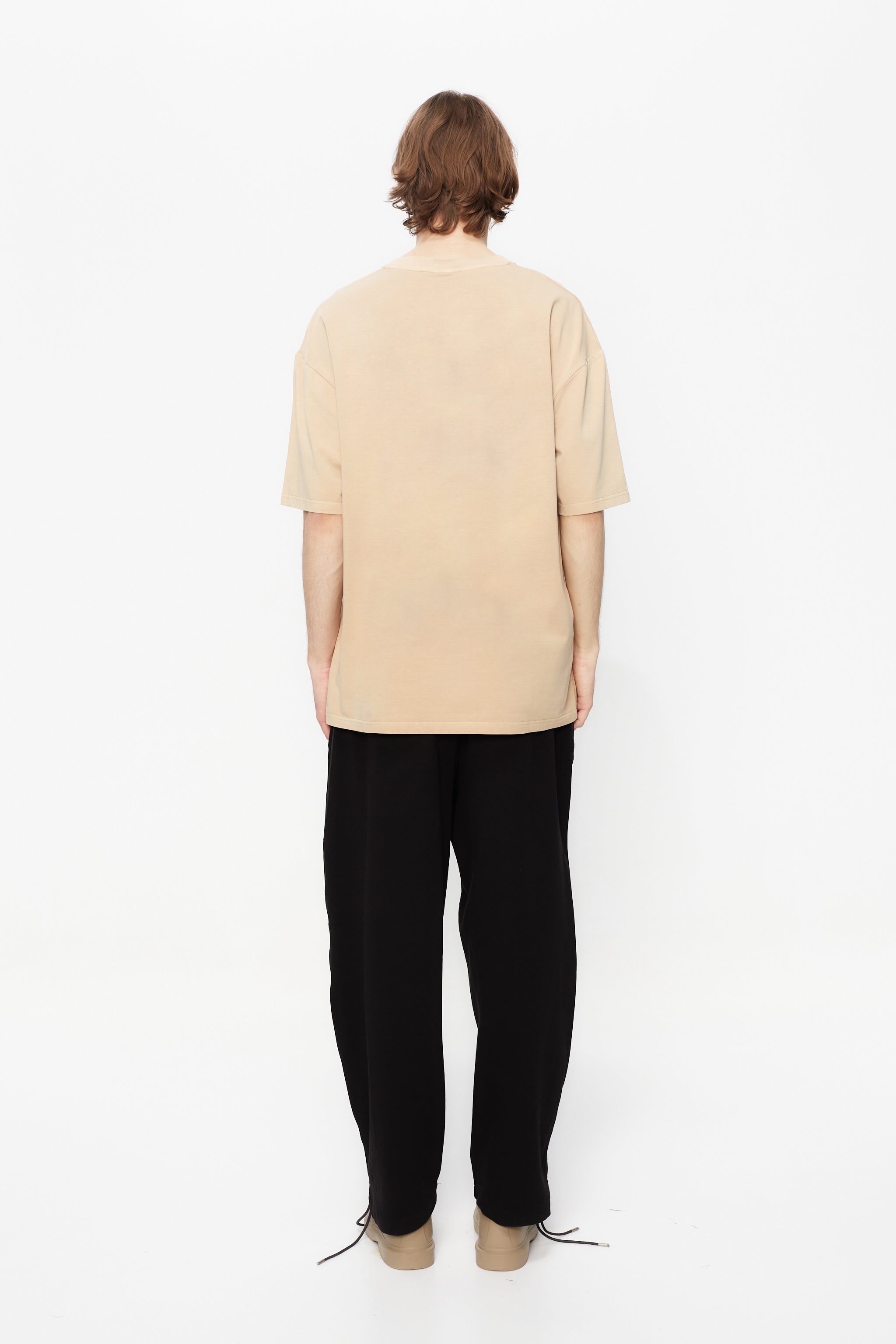 Regular fit t-shirt with round neck and washed short sleeves with fade out effect. Contrast combined print detail on the front.