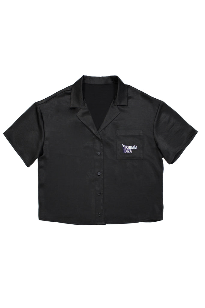 Cropped shirt with lapel collar made of satin fabric. Features an embroidery detail with lurex thread on the front pocket.