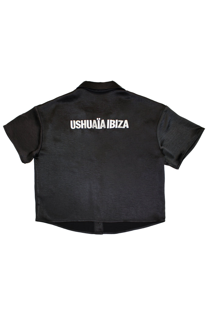 Cropped shirt with lapel collar made of satin fabric. Features an embroidery detail with lurex thread on the front pocket.