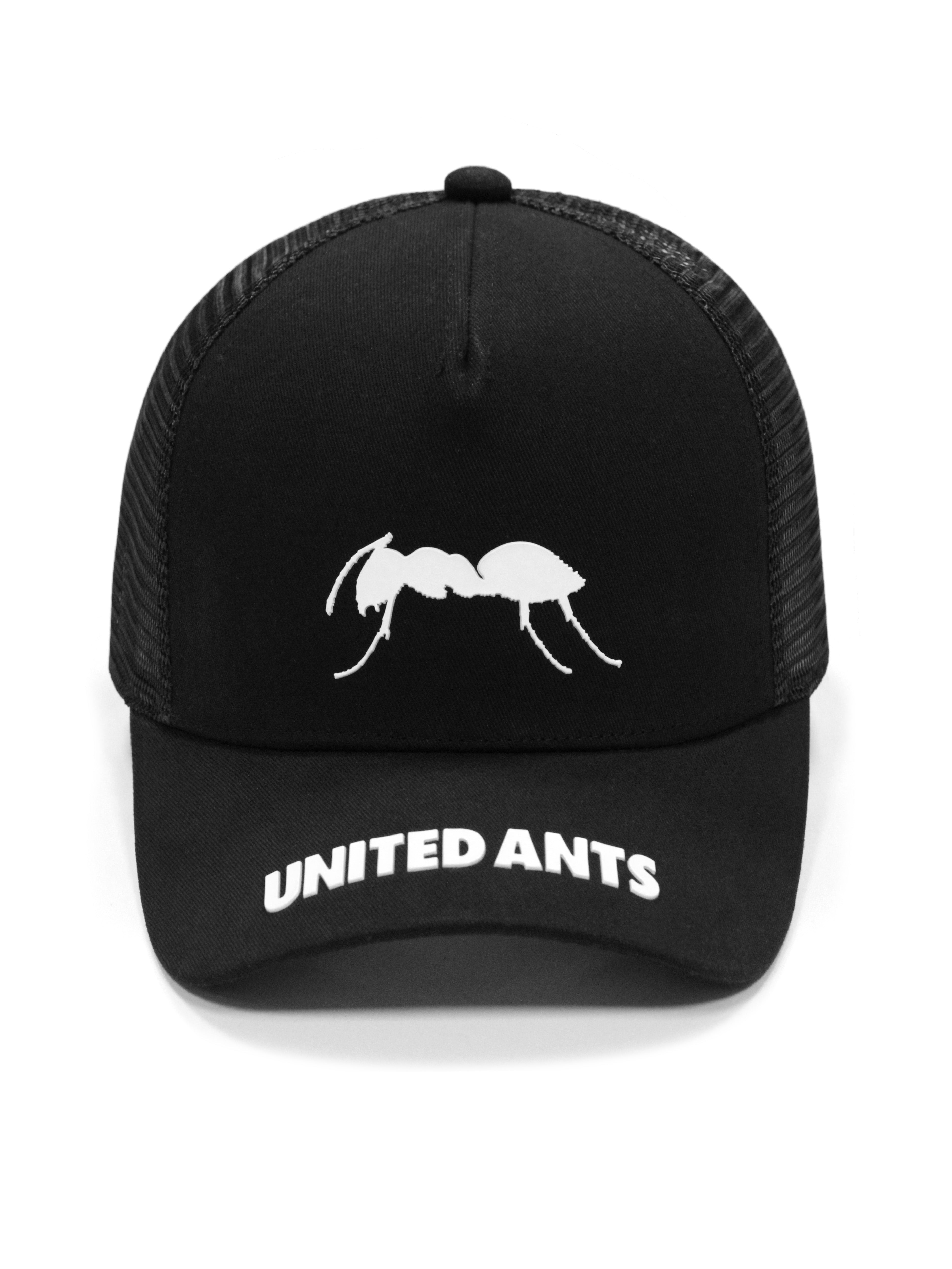 Cap made of 100% cotton with mesh detail at the back in polyester fabric, and rubber print detail in white on the front and visor