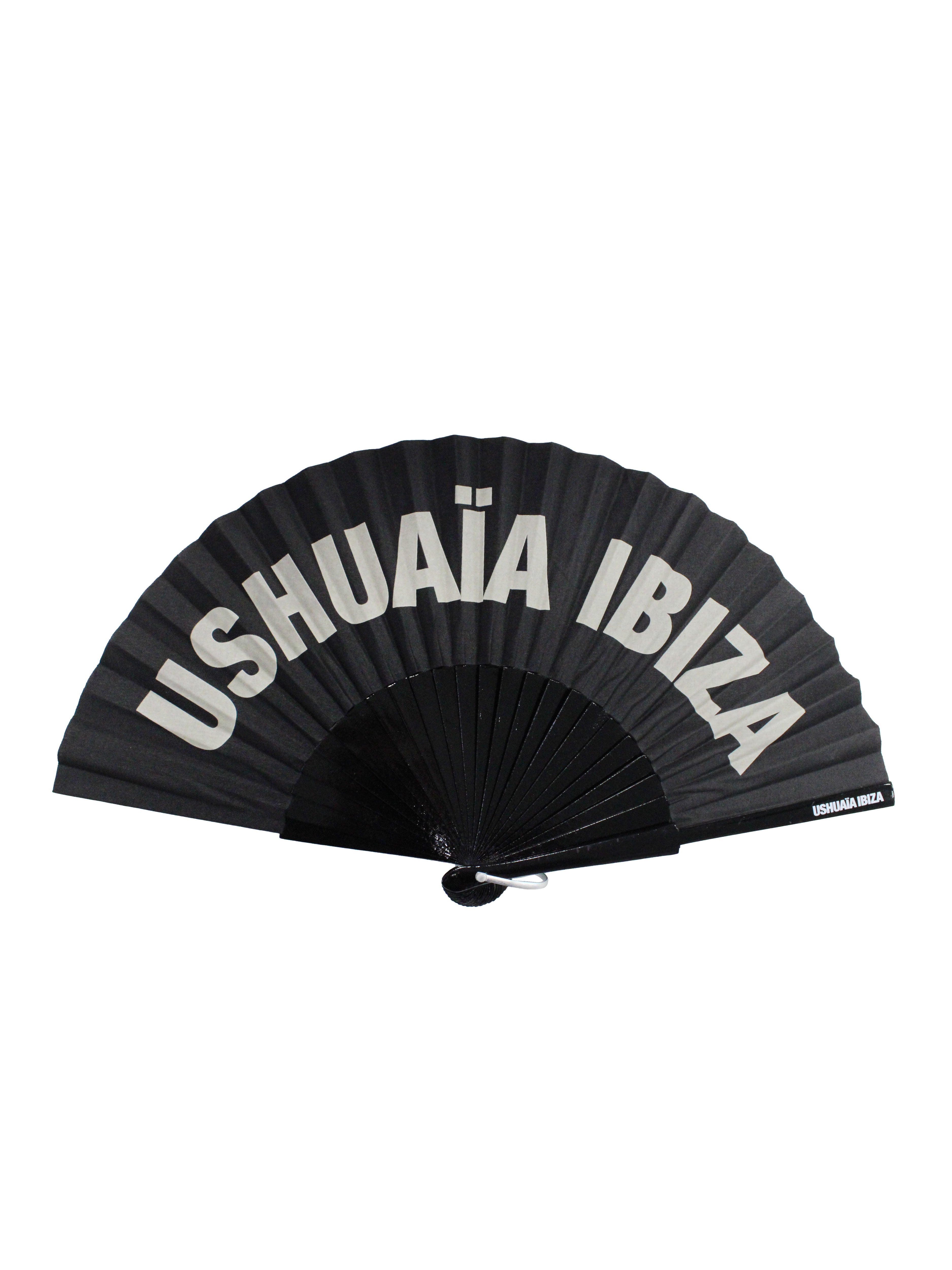 Official Ushuaïa Ibiza fan – Black &amp; White.
COMPOSITION:
Black polyester fabric with white "USHUAÏA IBIZA" screen-printed logo
Black-painted wooden ribs with central metal rivet
Standard size, foldable and easy to carry