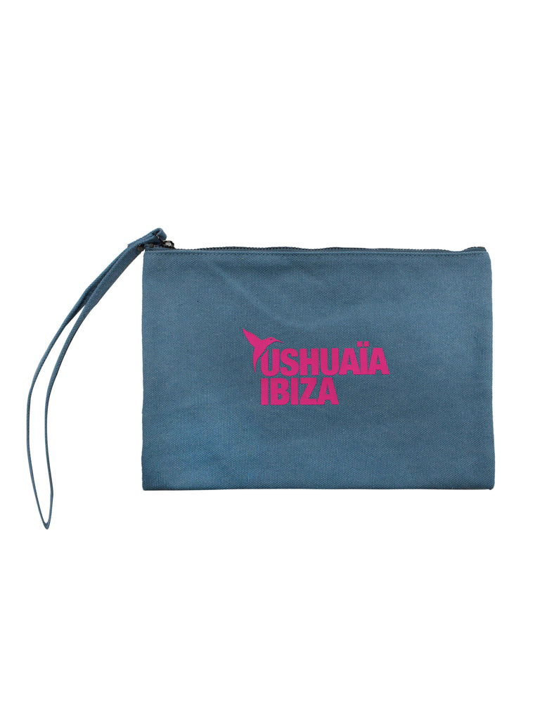 Small navy blue hand bag with front Ushuaïa Ibiza logo print in pink. Features side strap and zip closure.

COMPOSITION:


100% Cotton

MEASUREMENTS:


Length: 27 cm
Height: 18 cm
Strap: 28 cm (56 cm total extended)