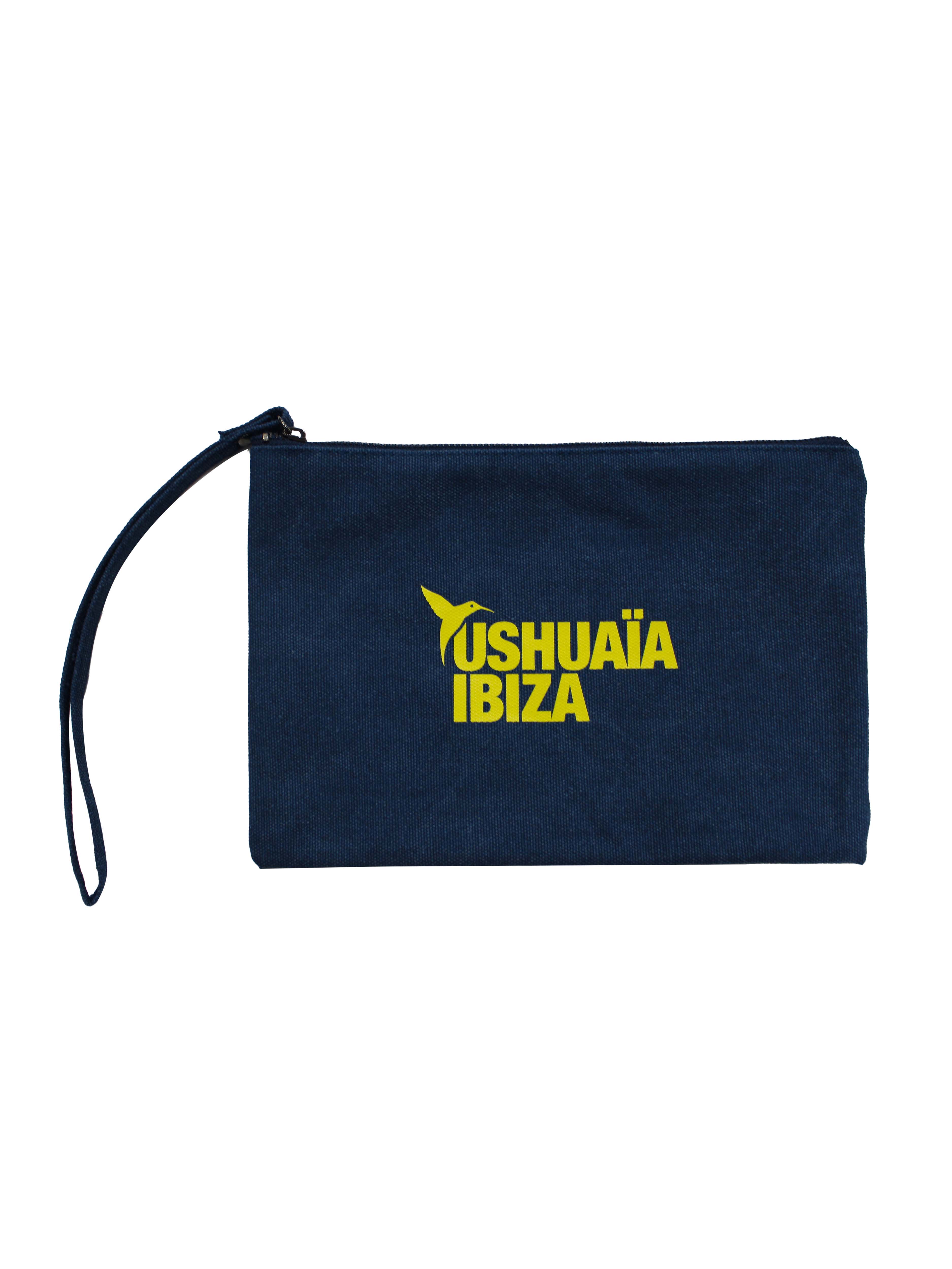 Small navy blue handbag with a front print of the Ushuaïa Ibiza logo in yellow. Includes side strap and zipper closure.

COMPOSITION:


100% Cotton

MEASUREMENTS:


Length: 27 cm
Height: 18 cm
Strap: 28 cm (56 cm total extended)