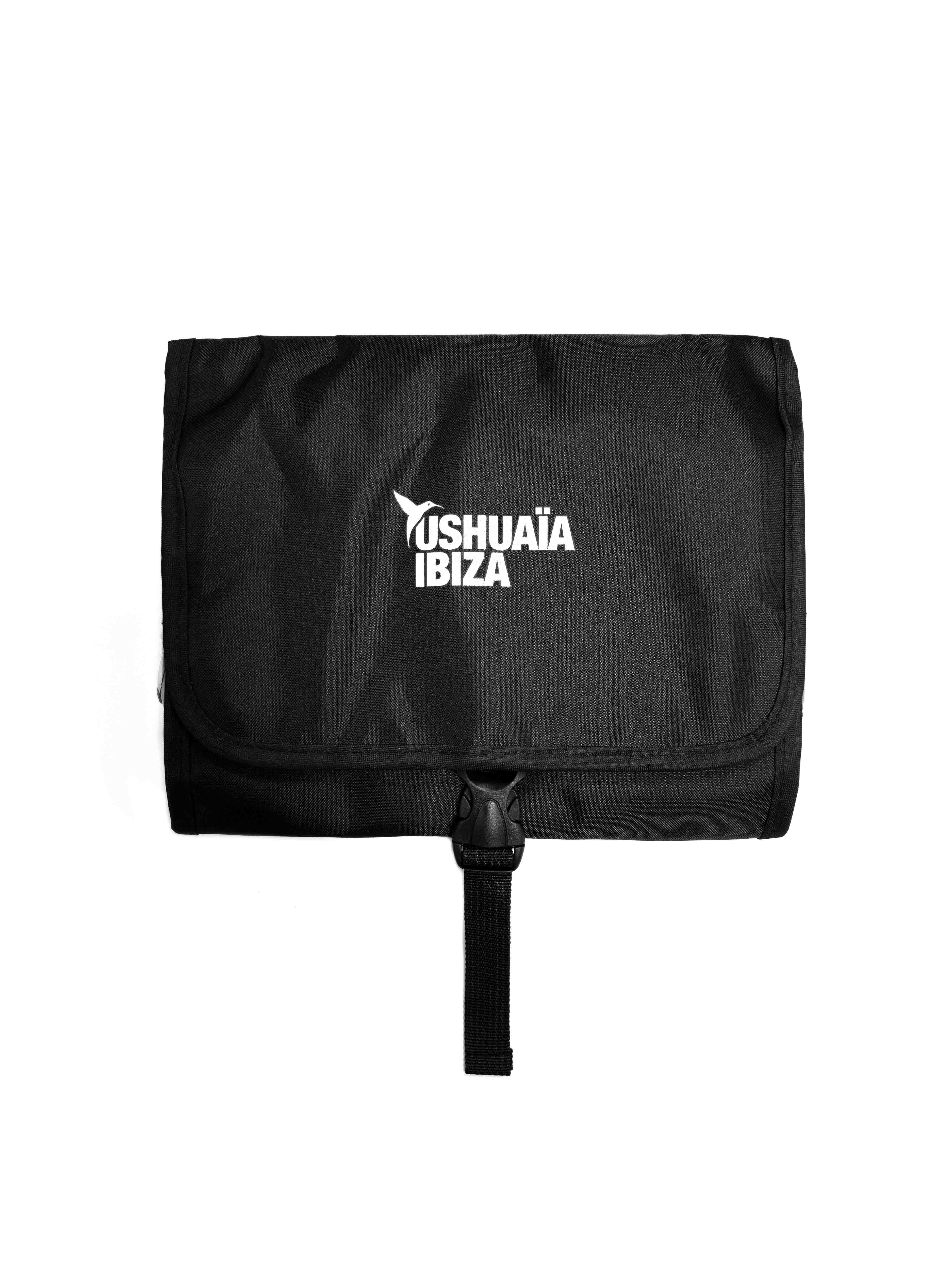 Official Ushuaïa Ibiza foldable toiletry bag.
COMPOSITION:


Exterior made of high-resistance 600D polyester with a water-repellent finish


Front adjustable plastic buckle closure for added security and compact storage
