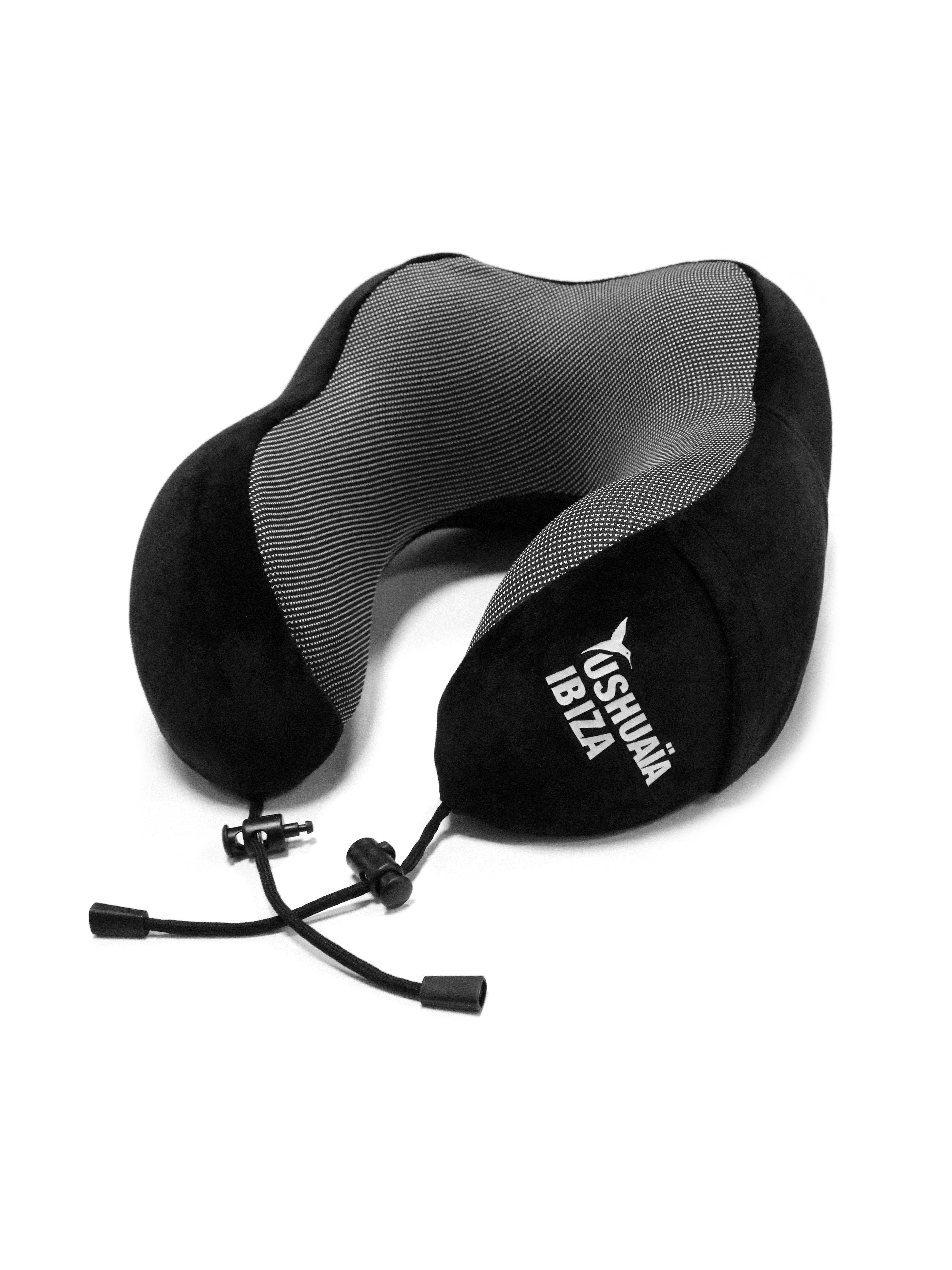 Almohadilla de viaje en tejido poliéster con acabado en terciopelo junto a su bolsa para almacenarlo.