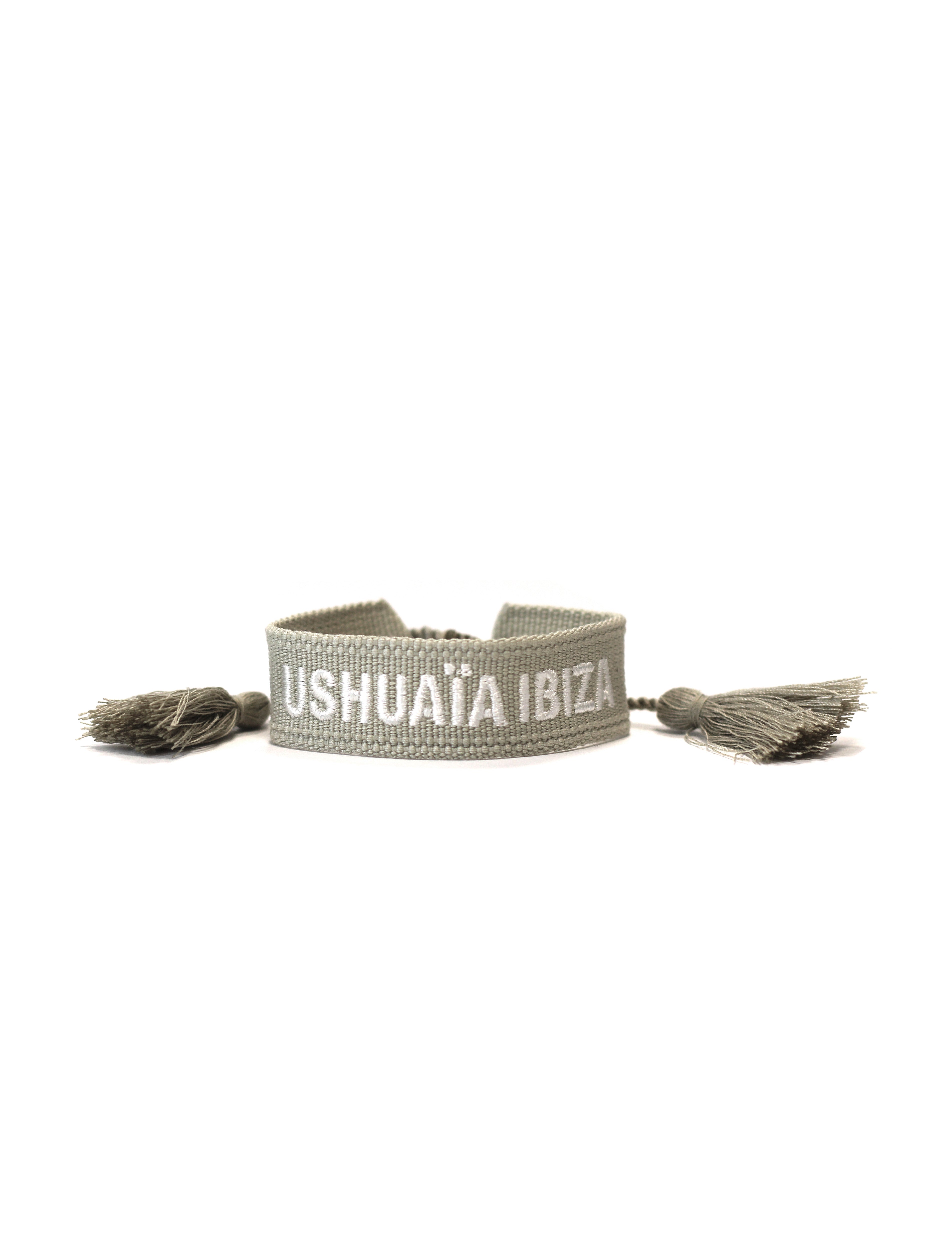 Embroidered Fabric Bracelet Ushuaïa Collection
Adjustable fabric bracelet with knotted closure. Embroidered Ushuaïa Collection logo at the center. Available in different colors.
COMPOSITION:
100% polyester.