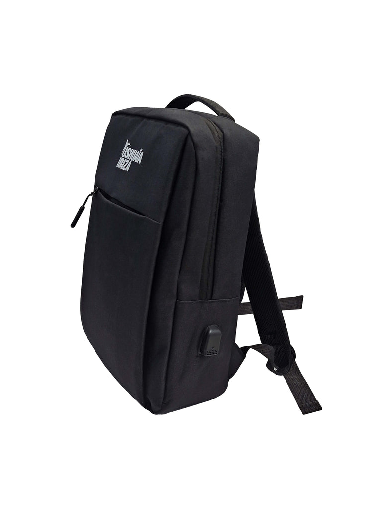 Official Ushuaïa Ibiza laptop backpack.
COMPOSITION:
Made from high-resistance 600D polyester, with a semi-rigid structure and soft-touch finish
Padded back panel and adjustable shoulder straps for enhanced comfort
Front zip pocket and main compartment with dual zipper closure
Built-in side USB port for external charging connection (power bank not included)
Minimalist and functional design, ideal for work, university, or travel