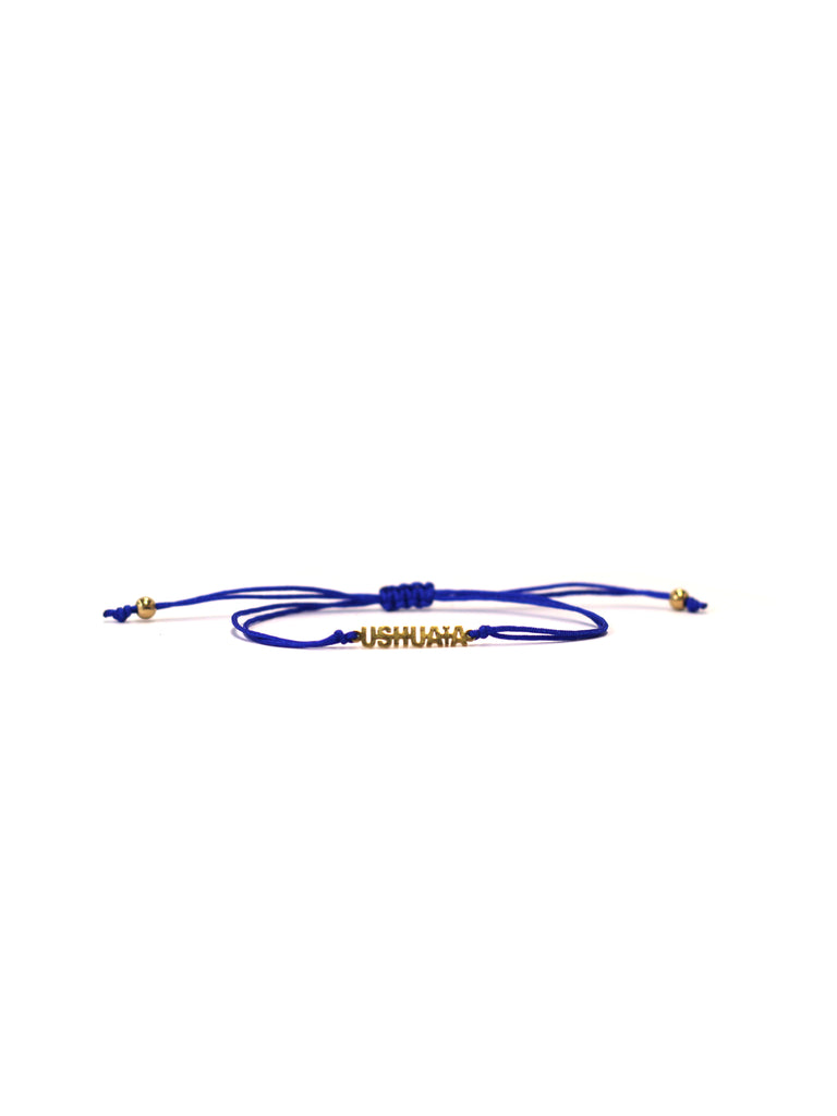 Adjustable thread bracelet with central knot. Metal piece with USHUAÏA text in gold finish. Available in various colors. One size fits all.
COMPOSITION:
textile thread, metal alloy.
