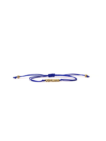 Adjustable thread bracelet with central knot. Metal piece with USHUAÏA text in gold finish. Available in various colors. One size fits all.
COMPOSITION:
textile thread, metal alloy.