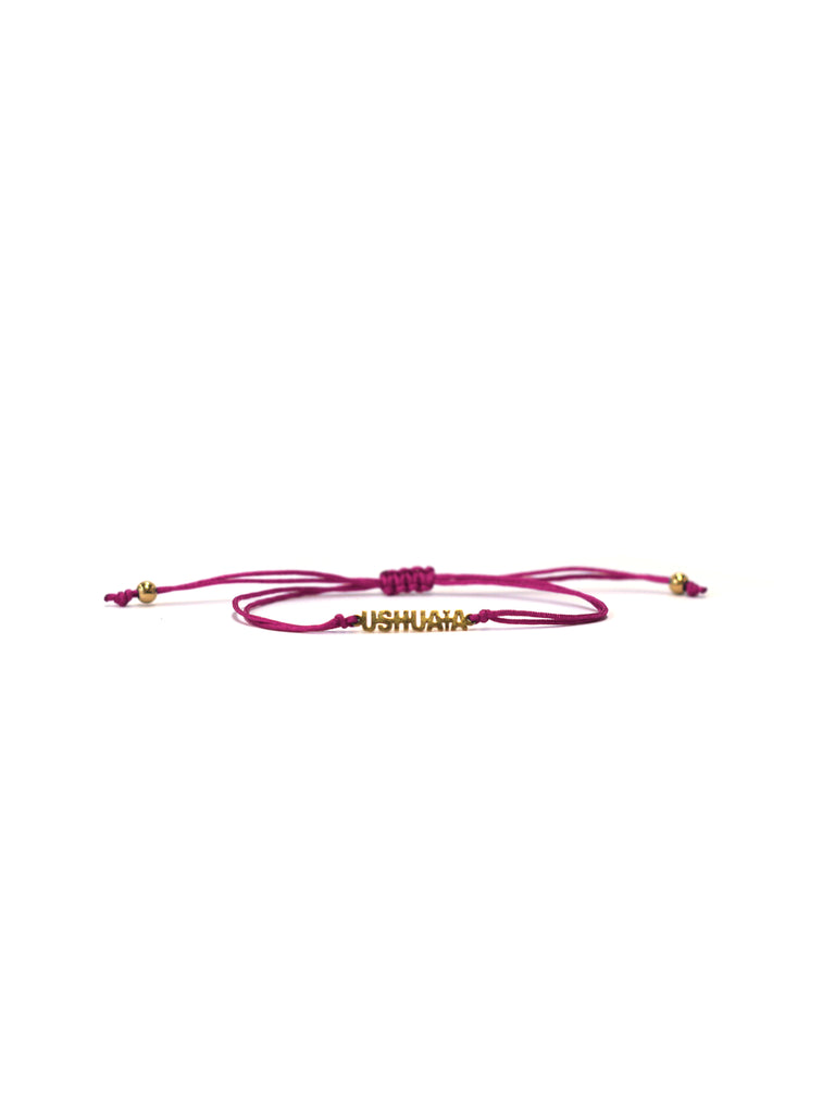 Adjustable thread bracelet with central knot. Metal piece with USHUAÏA text in gold finish. Available in various colors. One size fits all.
COMPOSITION:
textile thread, metal alloy.