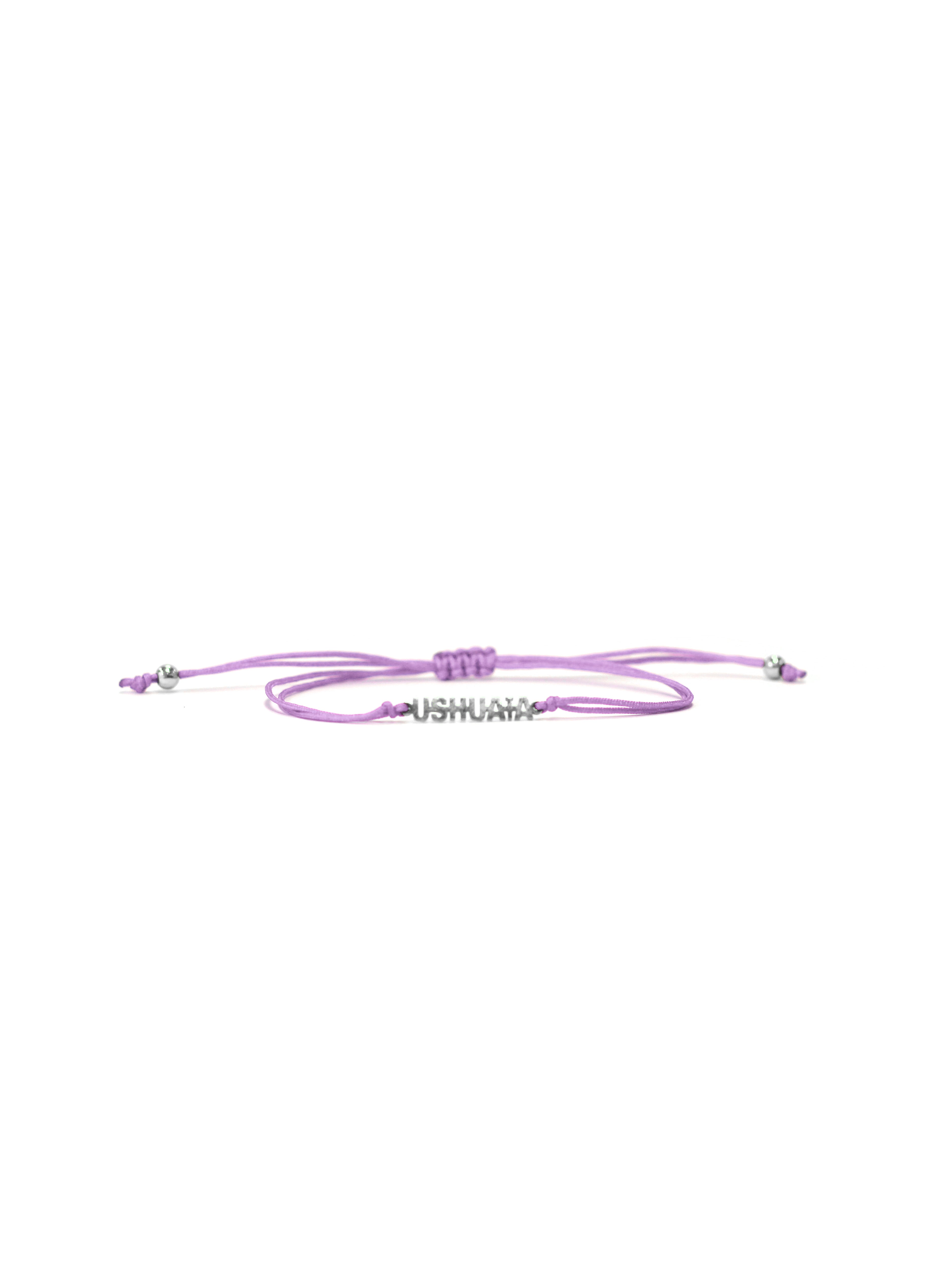 Adjustable thread bracelet with central knot. Metal piece with USHUAÏA text in gold finish. Available in various colors. One size fits all.
COMPOSITION:
textile thread, metal alloy.