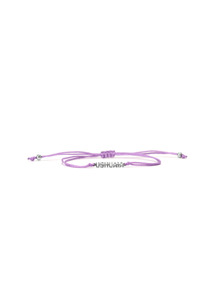 Adjustable thread bracelet with central knot. Metal piece with USHUAÏA text in gold finish. Available in various colors. One size fits all.
COMPOSITION:
textile thread, metal alloy.