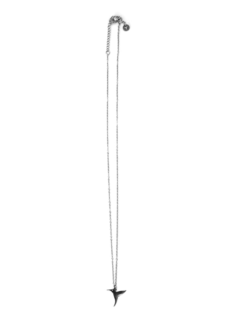 Metal chain necklace with adjustable lobster clasp. Includes Ushuaïa bird-shaped charm. Available in silver finish.
COMPOSITION:
metal alloy.