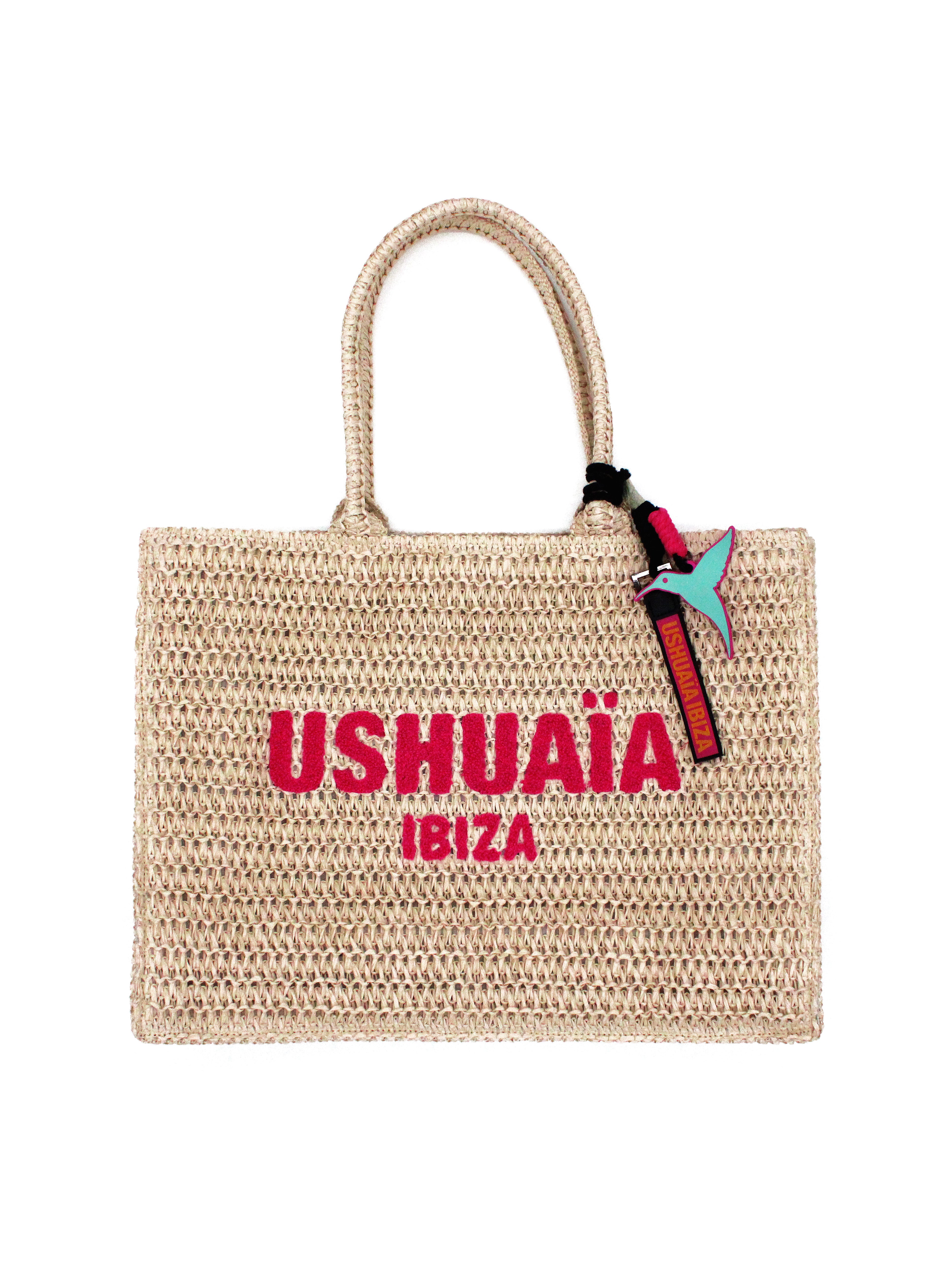 Bolso tote trenzado color natural con logo Ushuaïa Ibiza bordado en rosa.
