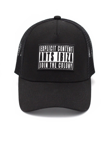 Gorra 100% algodón con detalle rejilla trasero en tejido poliéster, parche delantero bordado