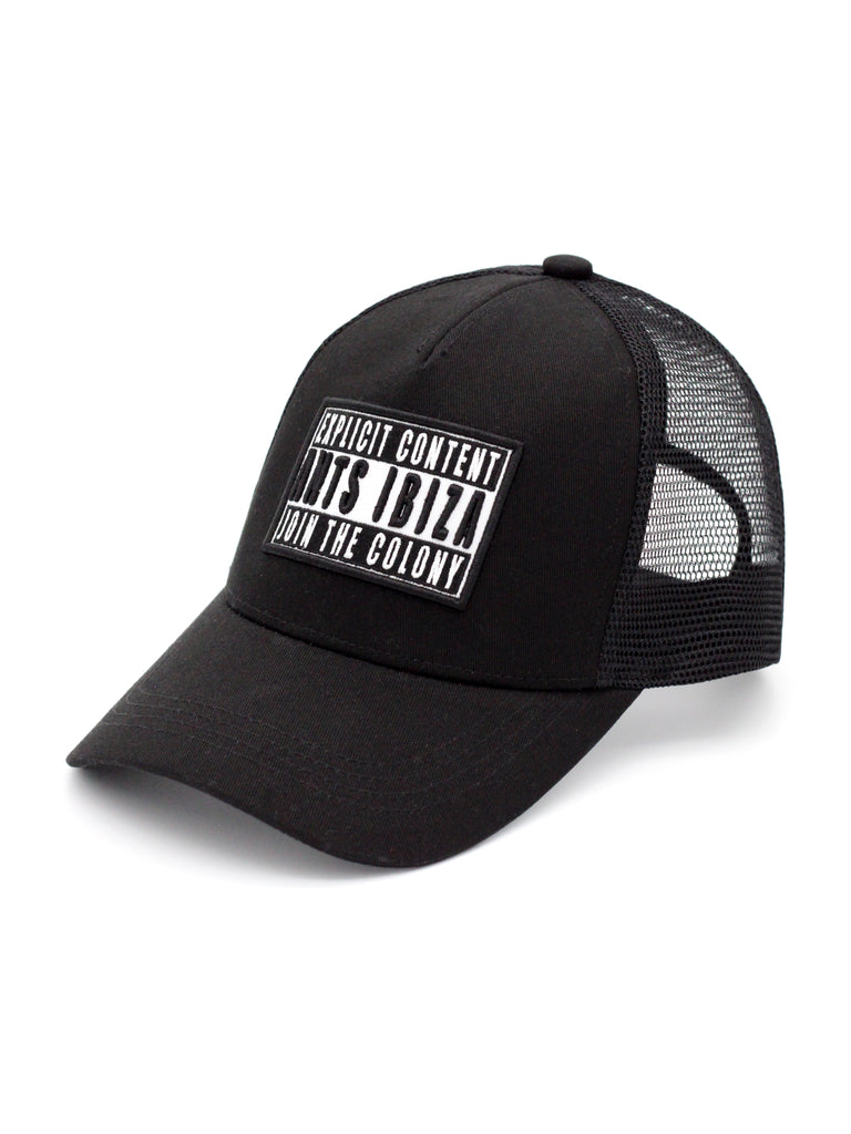 Gorra 100% algodón con detalle rejilla trasero en tejido poliéster, parche delantero bordado