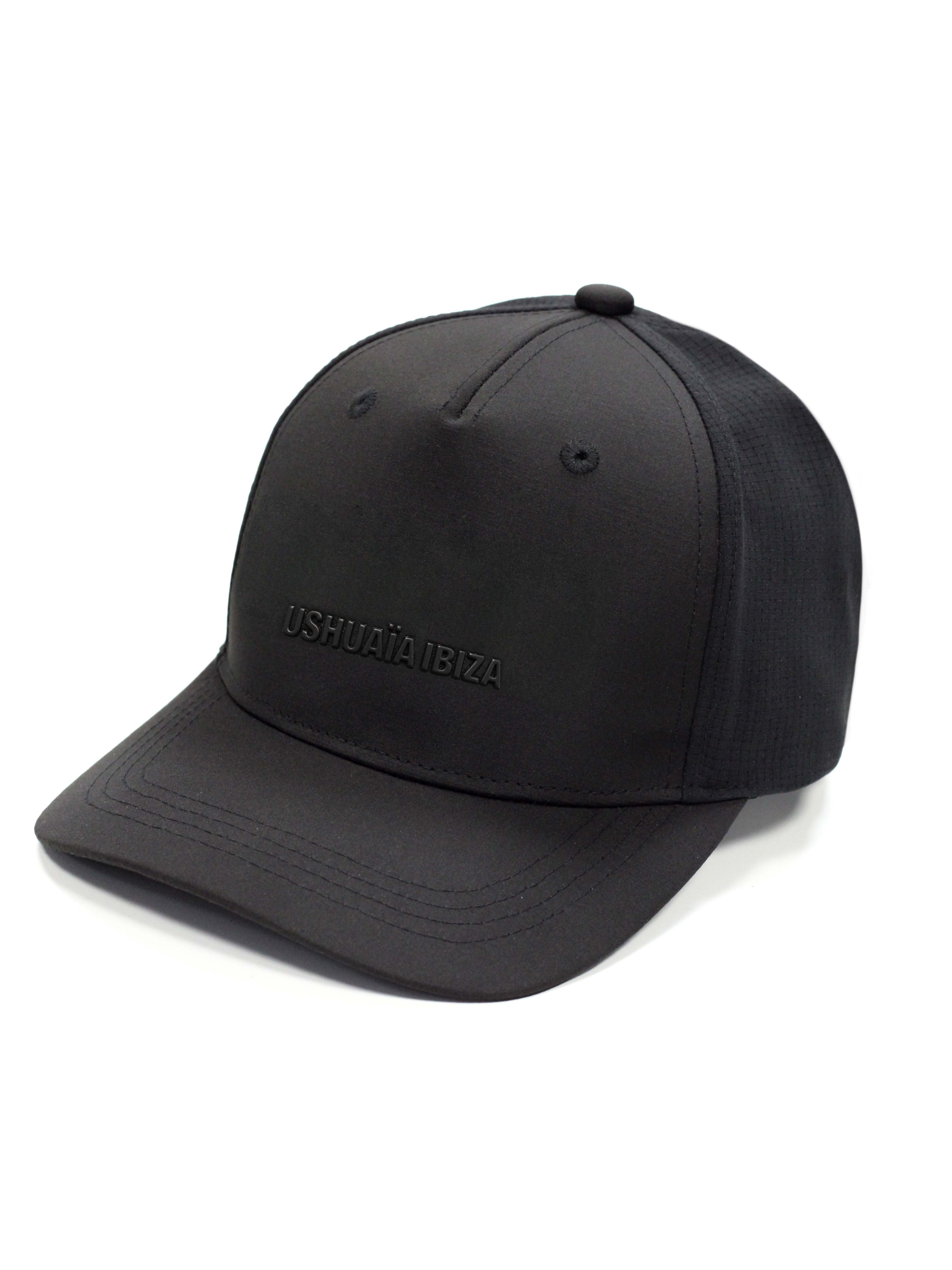 Curved visor cap in black. Tone-on-tone Ushuaïa Ibiza rubber logo on the front. Adjustable back strap for a comfortable fit