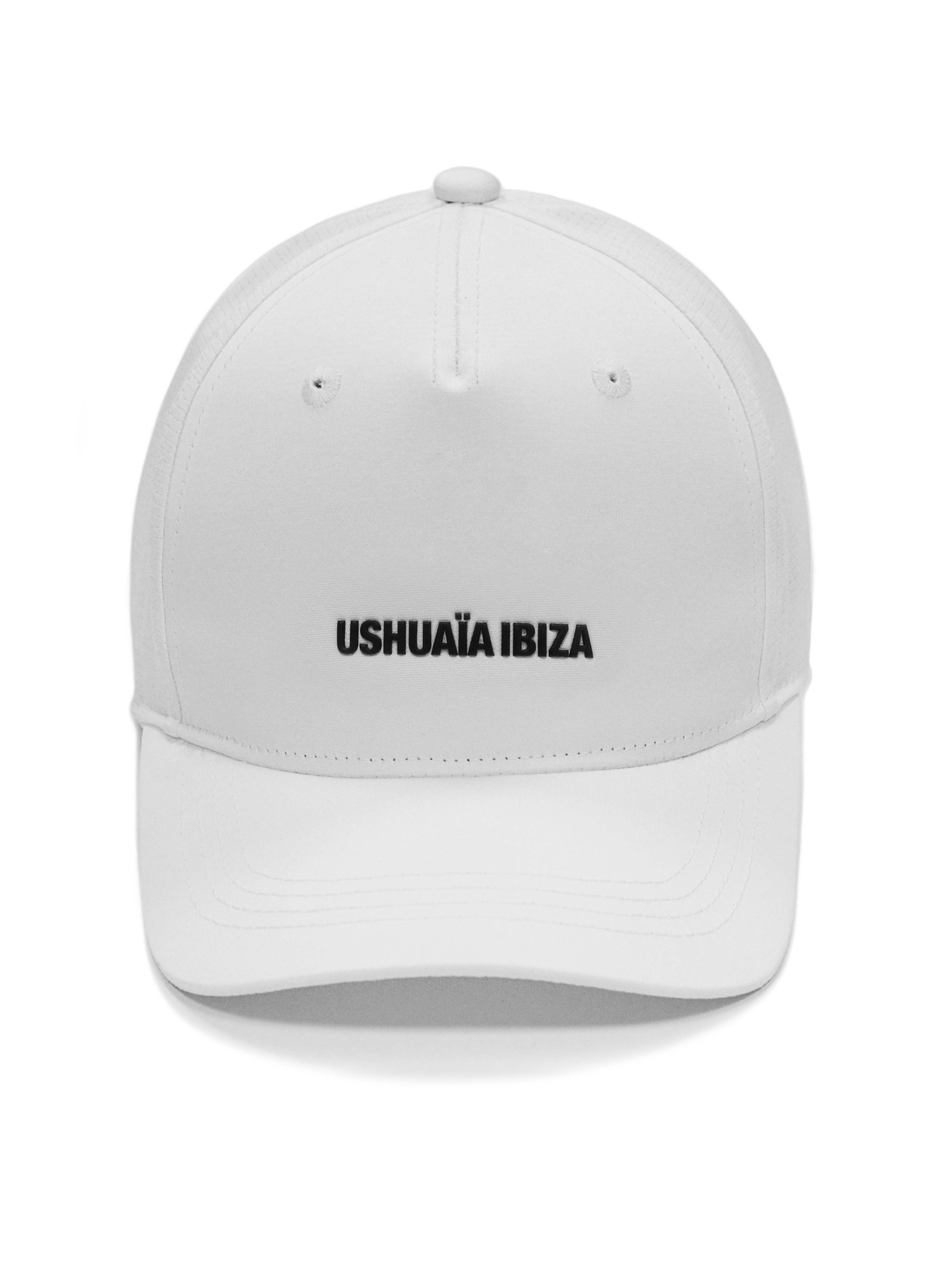 Curved visor cap in white. “Ushuaïa Ibiza” logo in black rubber finish on the front, for a modern and distinctive effect. Adjustable back strap for greater comfort.