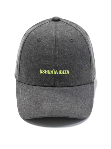 Curved visor cap in grey tone. Front embroidery “Ushuaïa Ibiza” in lime green for a striking contrast. Adjustable back strap for a comfortable fit.