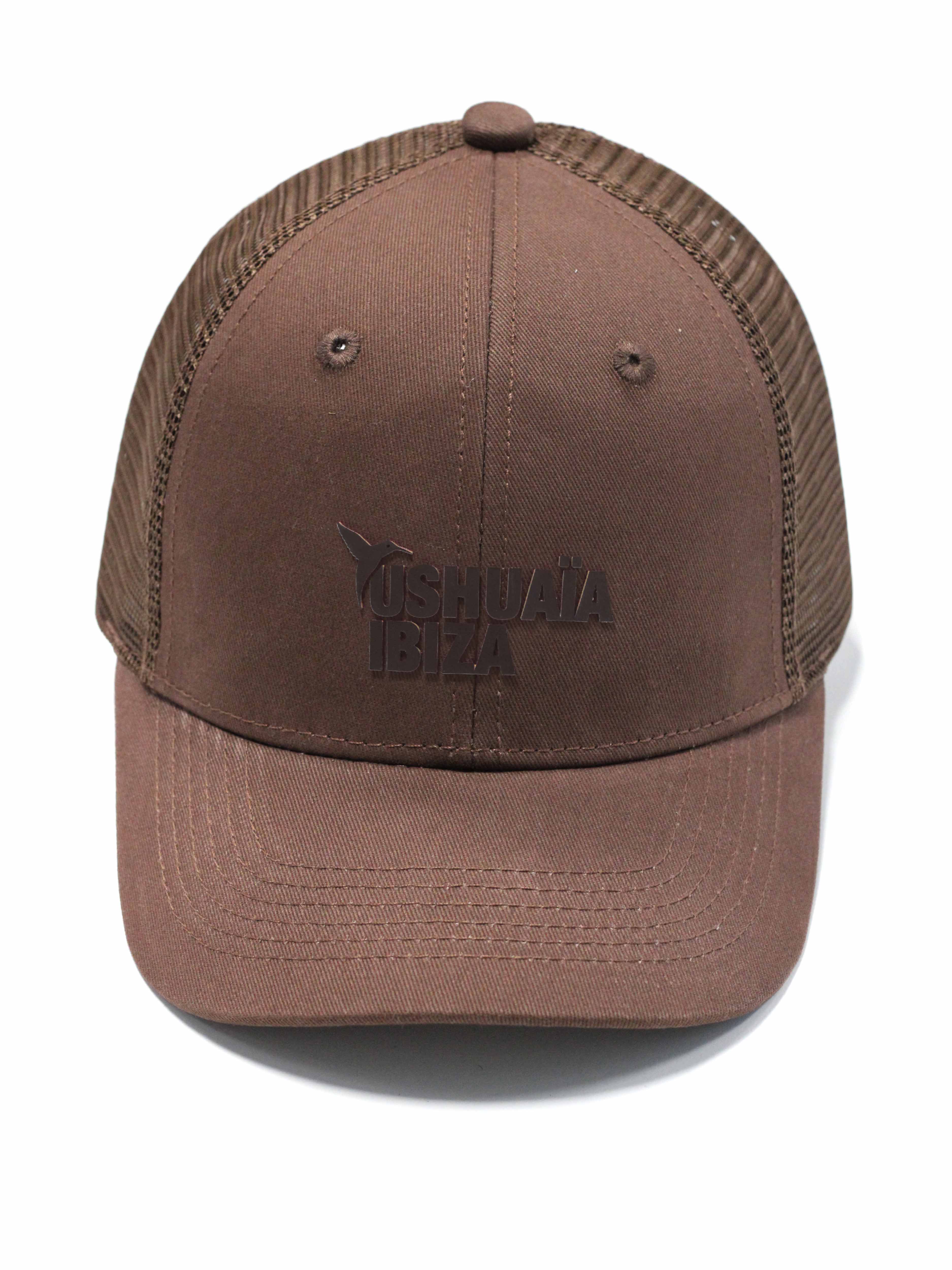 Curved visor cap in breathable net fabric. Subtle Ushuaïa embroidered logo on the front. Adjustable back strap for a personalized fit.