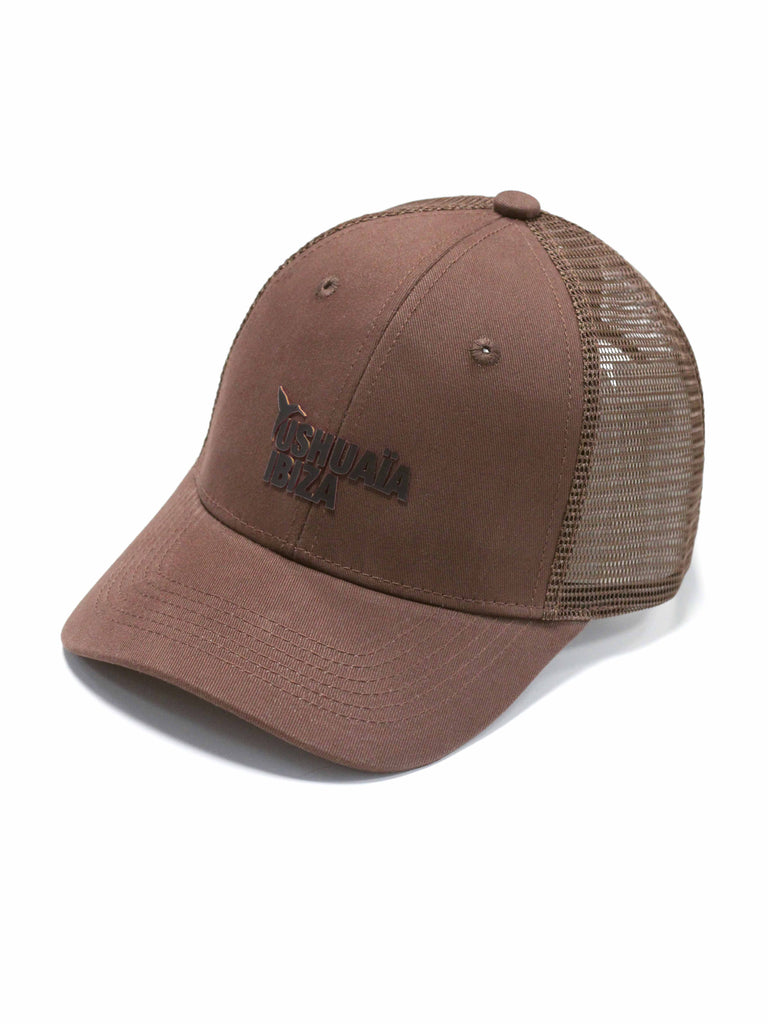 Curved visor cap in breathable net fabric. Subtle Ushuaïa embroidered logo on the front. Adjustable back strap for a personalized fit.