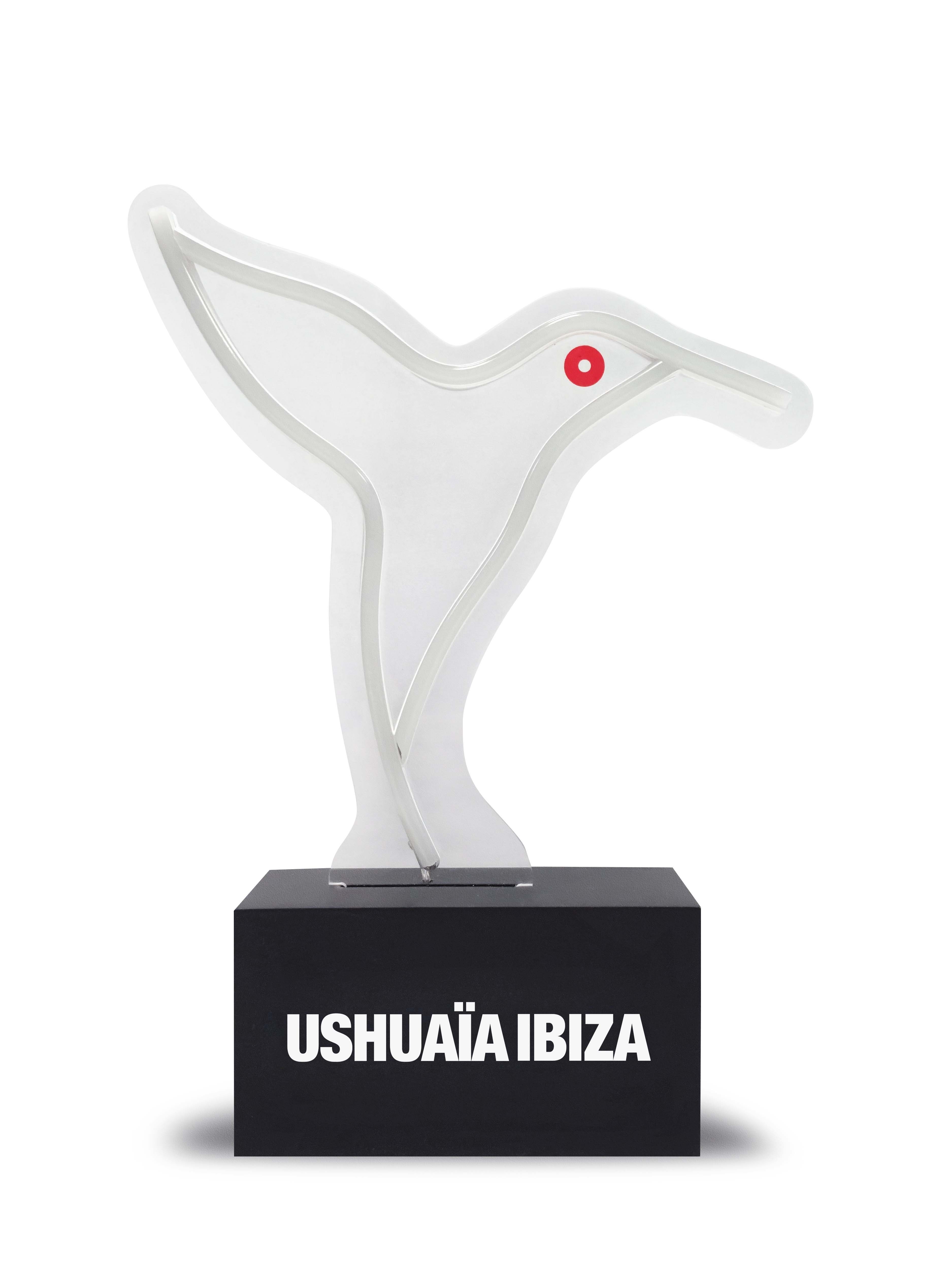 USHUAÏA’S LOGO LED LIGHT
COMPOSITION:
Molded acrylic + matte black lacquered MDF base