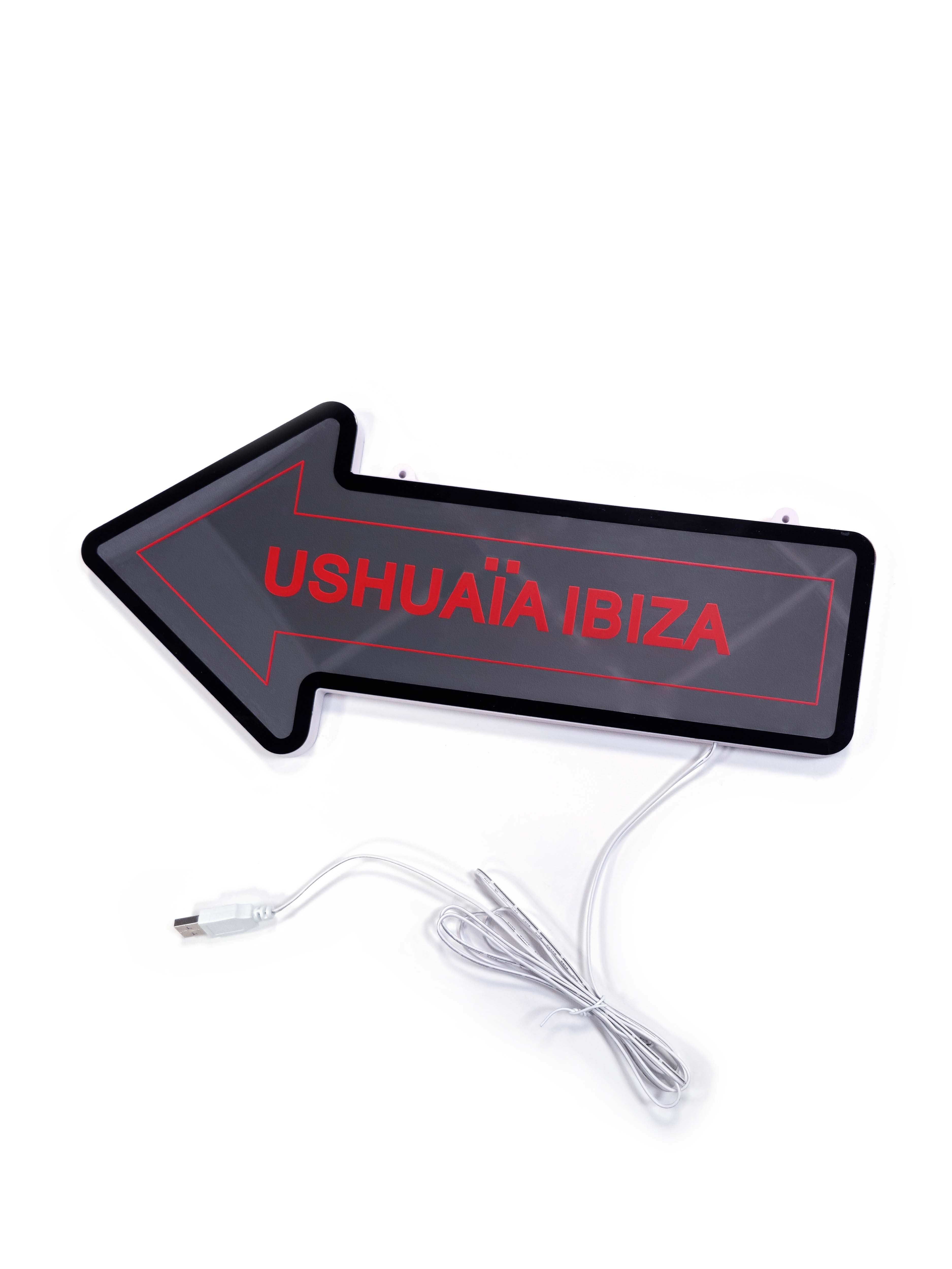 USHUAÏA’S INFINITY ARROW LED LIGHT
COMPOSITION:
Mirrored acrylic + black-tinted front panel + PVC frame