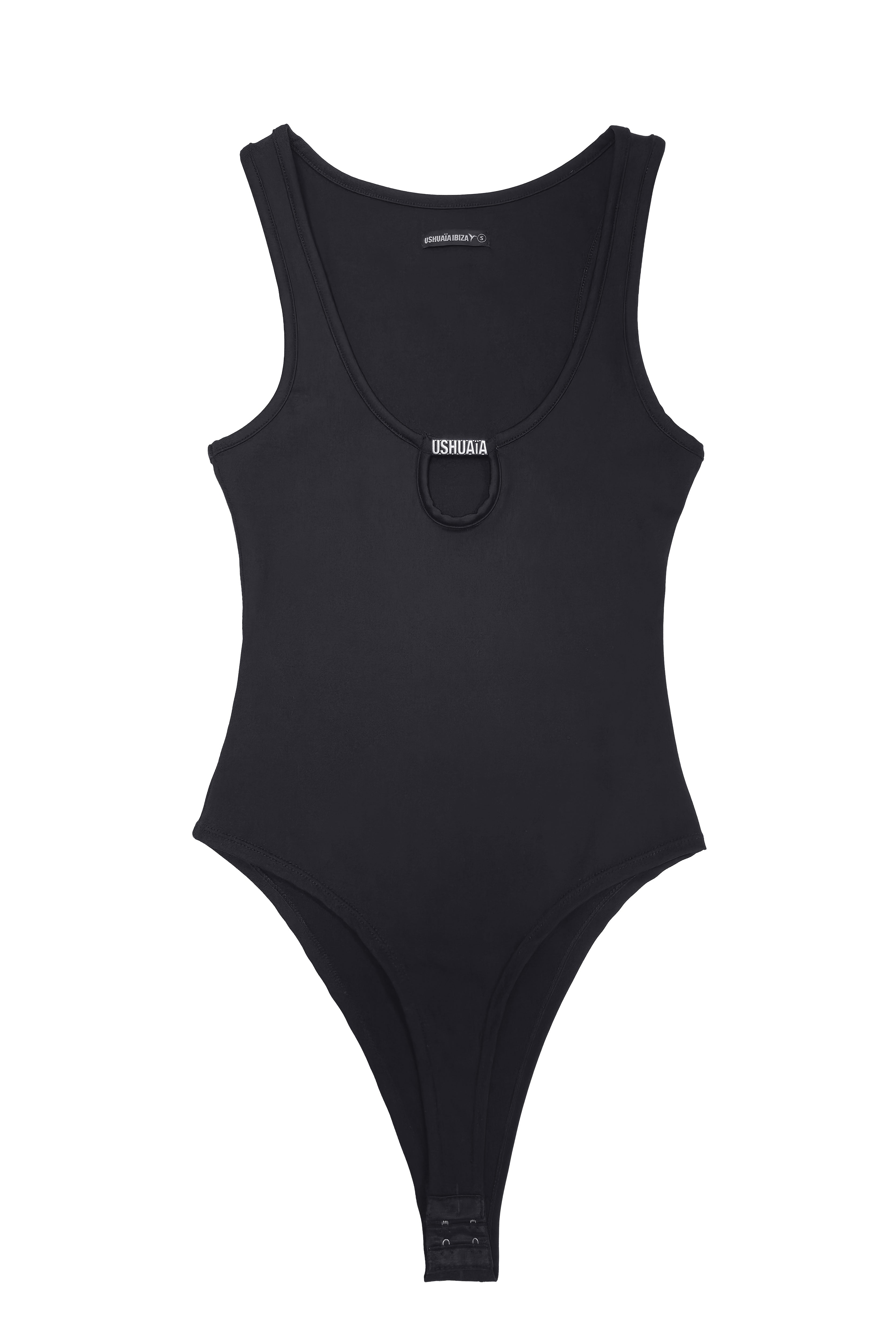 Body negro con tirantes anchos y escote redondo, con abertura frontal y pieza metálica central con logotipo, confeccionado en tejido elástico de nylon y spandex.