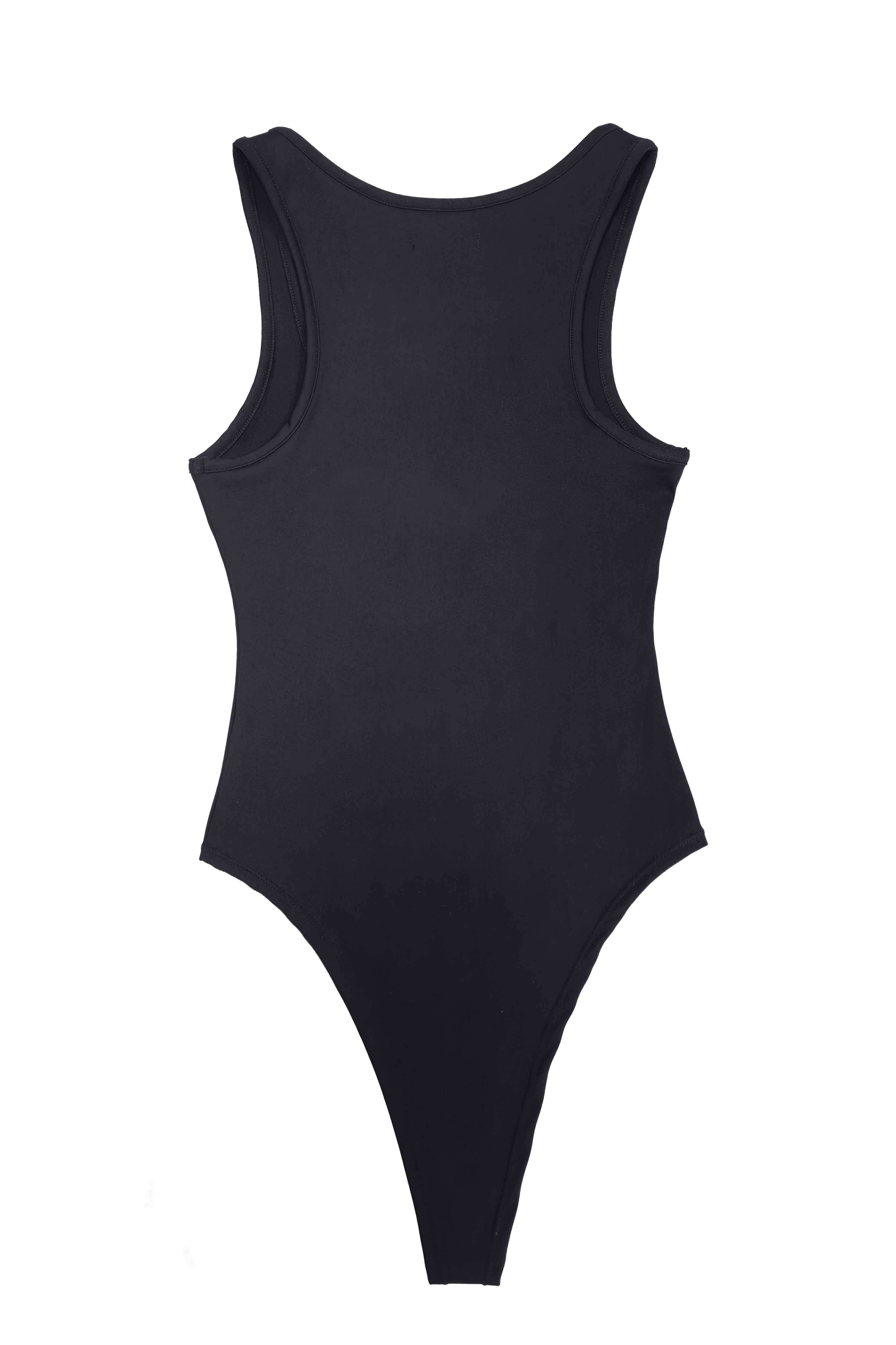 Body negro con tirantes anchos y escote redondo, con abertura frontal y pieza metálica central con logotipo, confeccionado en tejido elástico de nylon y spandex.
