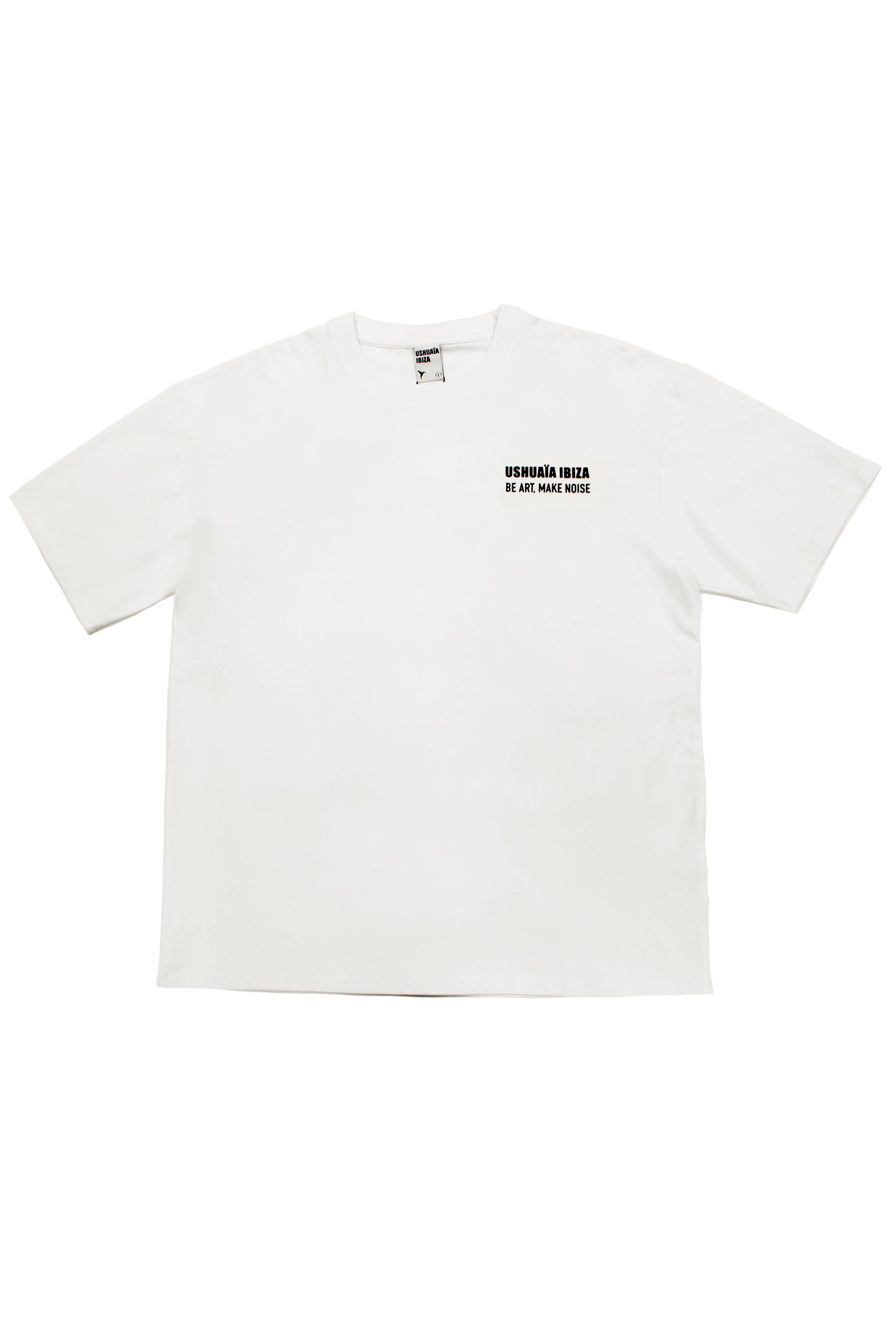 Camiseta blanca super oversize Ushuaïa x Andrea Marcaccini con gráfico en la espalda