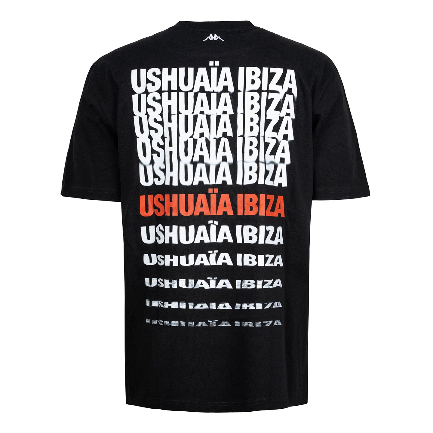 Camiseta de algodón blanca con lettering halftone, parte de la colección Kappa x Ushuaïa.
