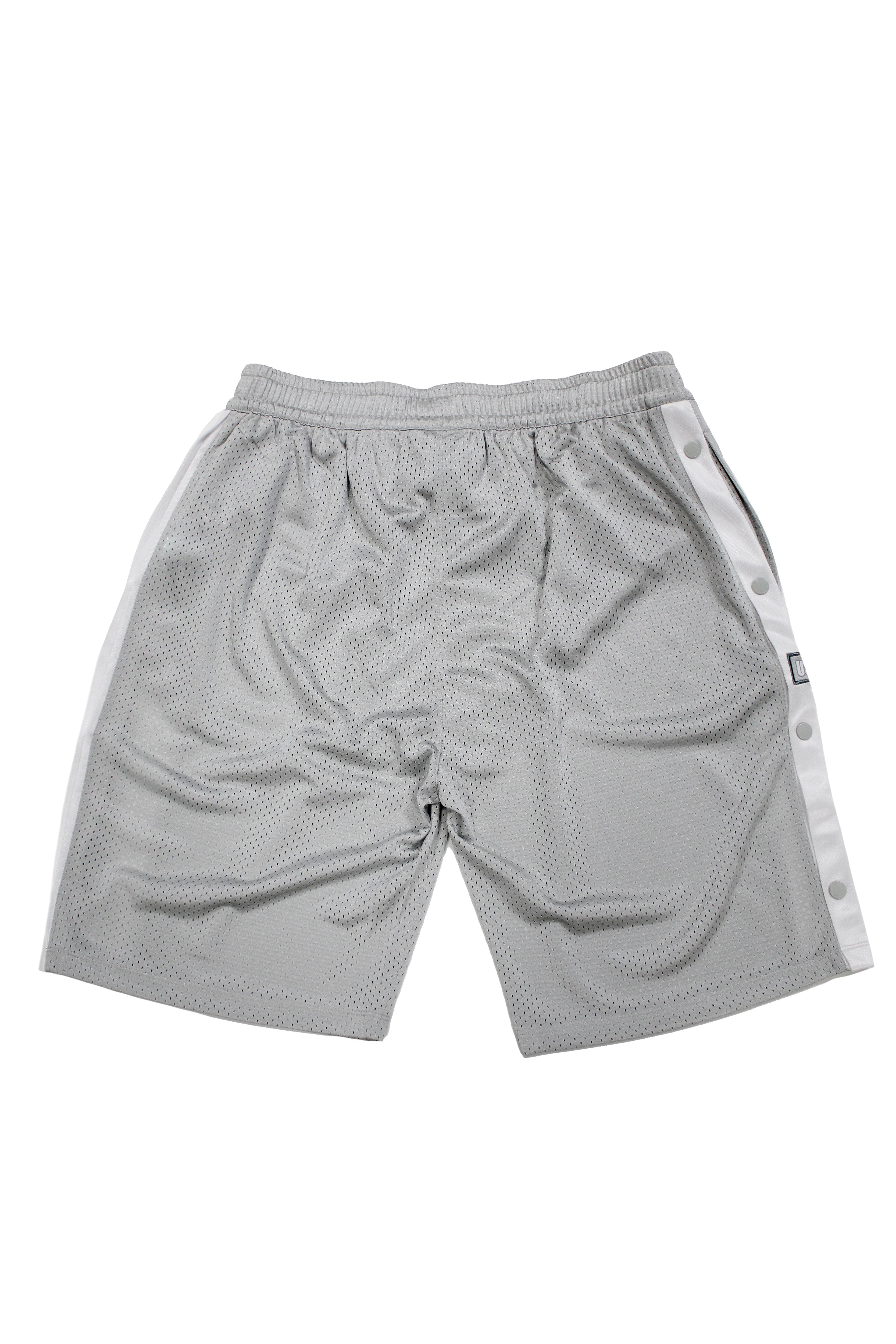 Bermuda shorts made of mesh fabric, light and breathable. Adjustable elastic waist with inner drawstring. Contrasting combined print on the front and side embroidery. Decorative snap detail on the sides with integrated pockets