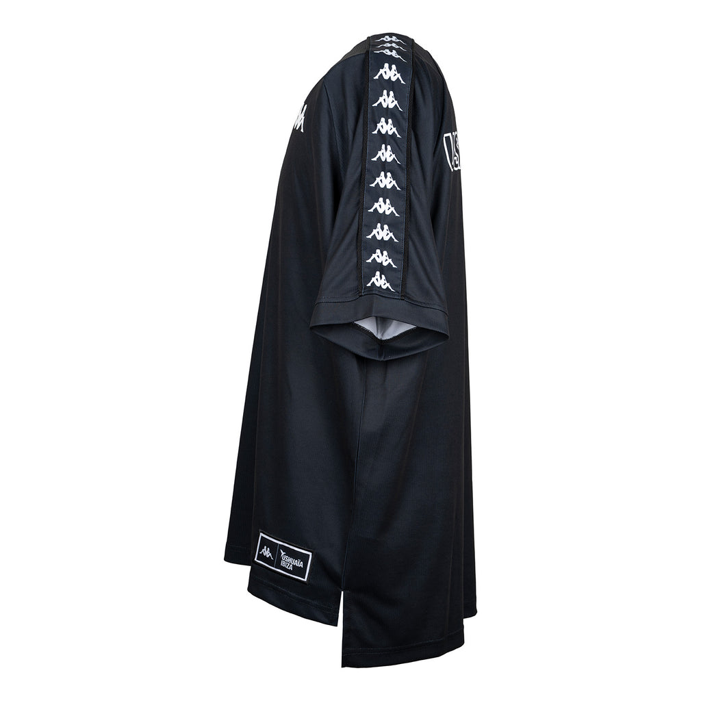 Camiseta de poliéster negra con banda Kappa en las mangas de la colección Kappa x Ushuaïa.
