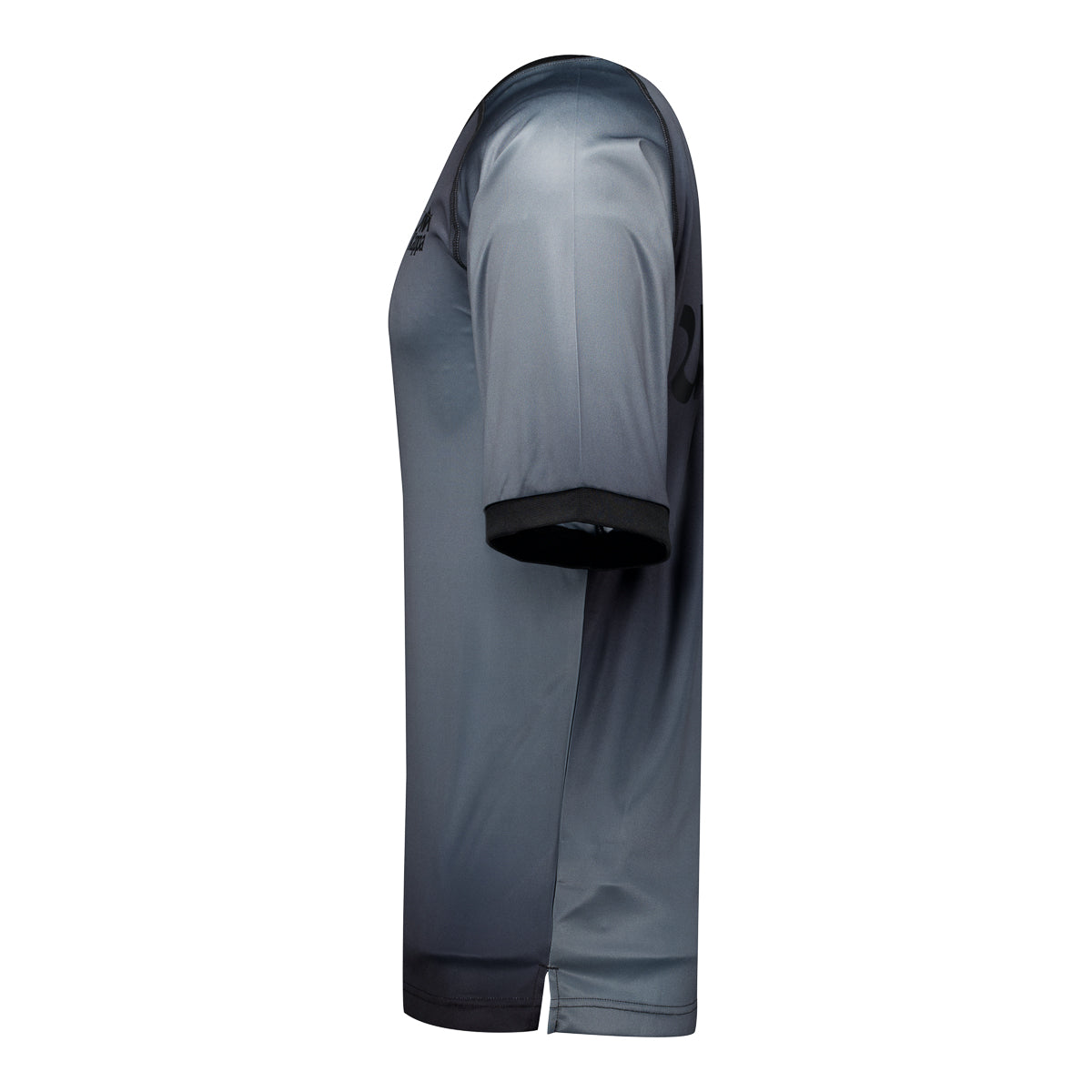 Camiseta de fútbol regular fit de manga corta. Detalle de logos estampados a contraste de Ushuaïa x Kappa en delantero y espalda. Disponible en color naranja o negro.