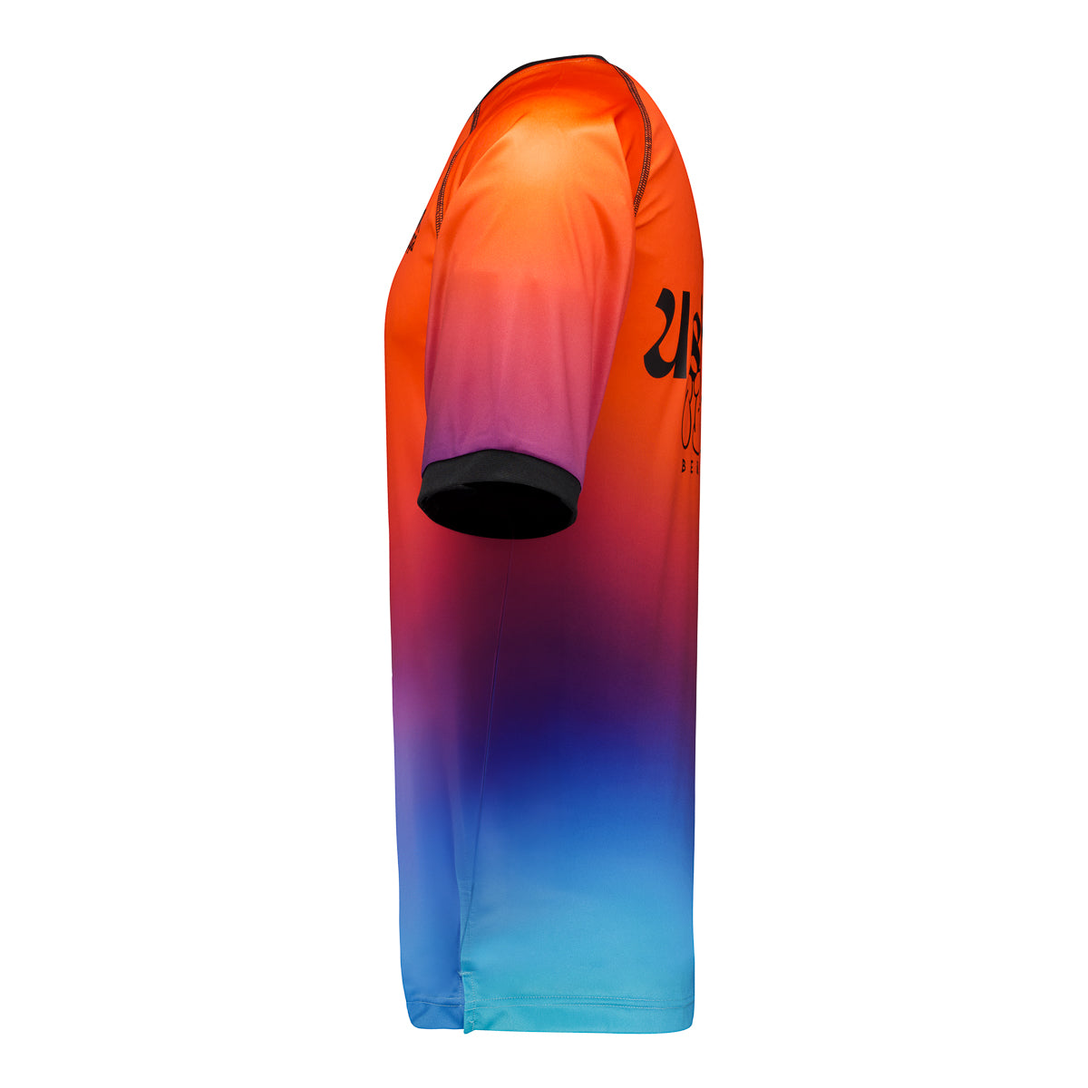 Camiseta de fútbol regular fit de manga corta. Detalle de logos estampados a contraste de Ushuaïa x Kappa en delantero y espalda. Disponible en color naranja o negro.