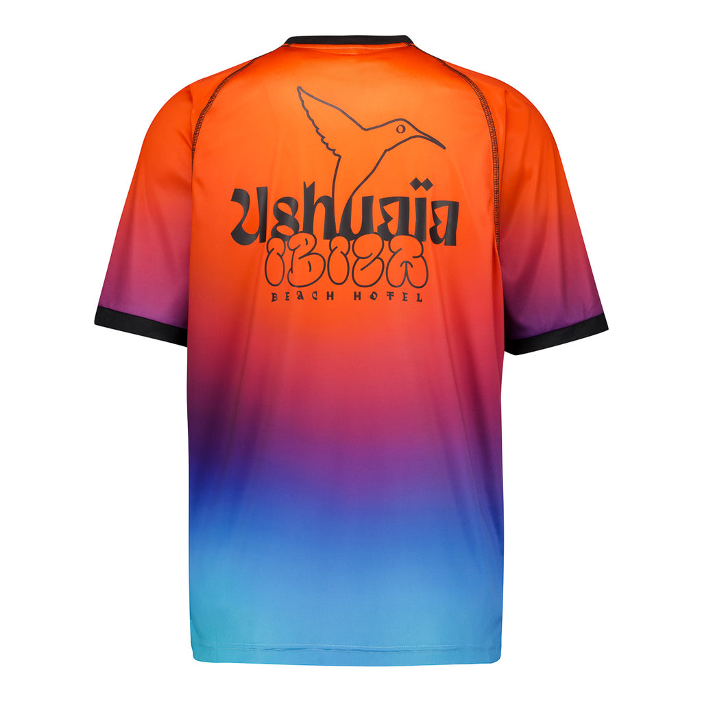 Camiseta de fútbol regular fit de manga corta. Detalle de logos estampados a contraste de Ushuaïa x Kappa en delantero y espalda. Disponible en color naranja o negro.
