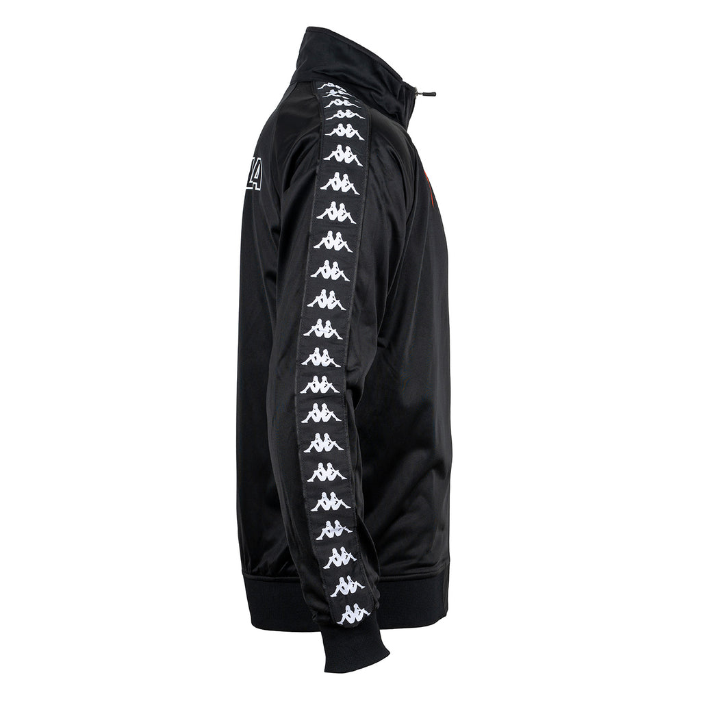 Chaqueta negra con diseño minimalista y bandas laterales de Kappa, colección Kappa x Ushuaïa.