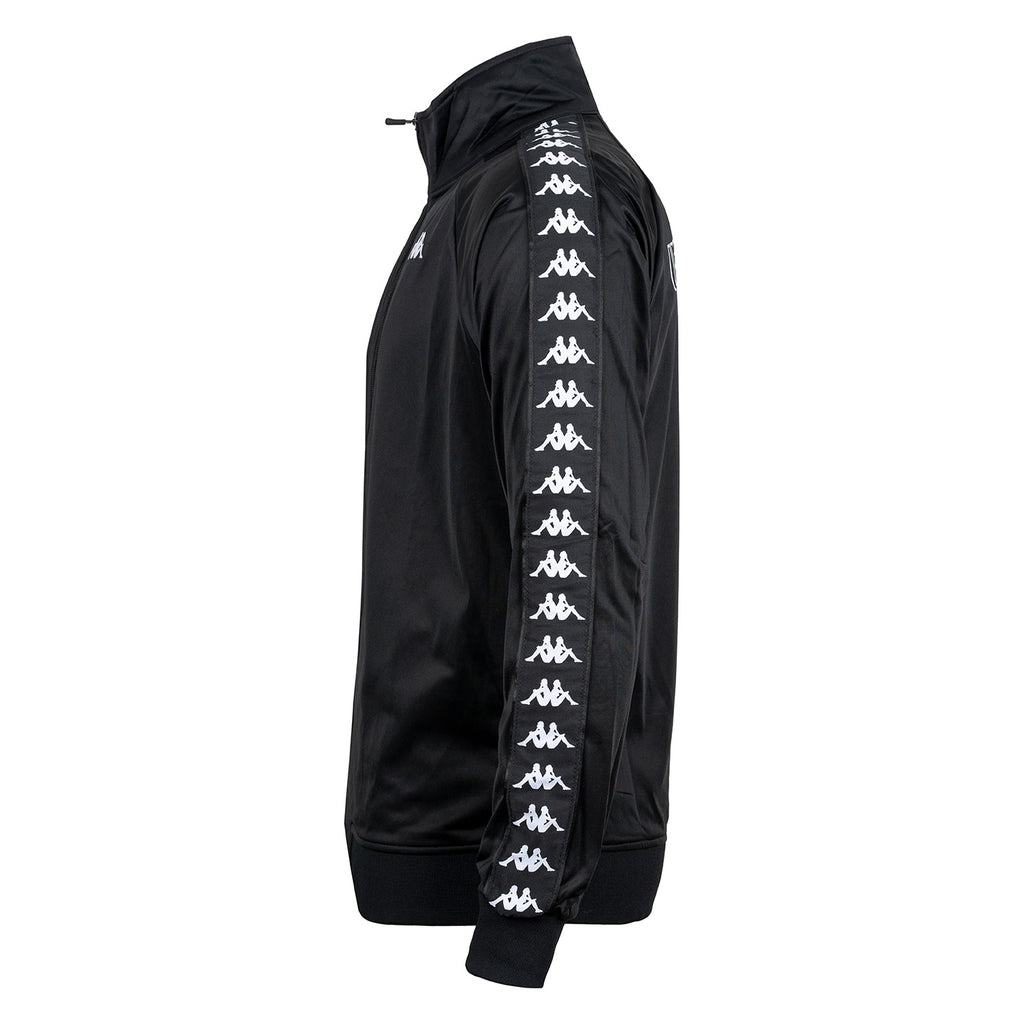 Chaqueta negra con diseño minimalista y bandas laterales de Kappa, colección Kappa x Ushuaïa.