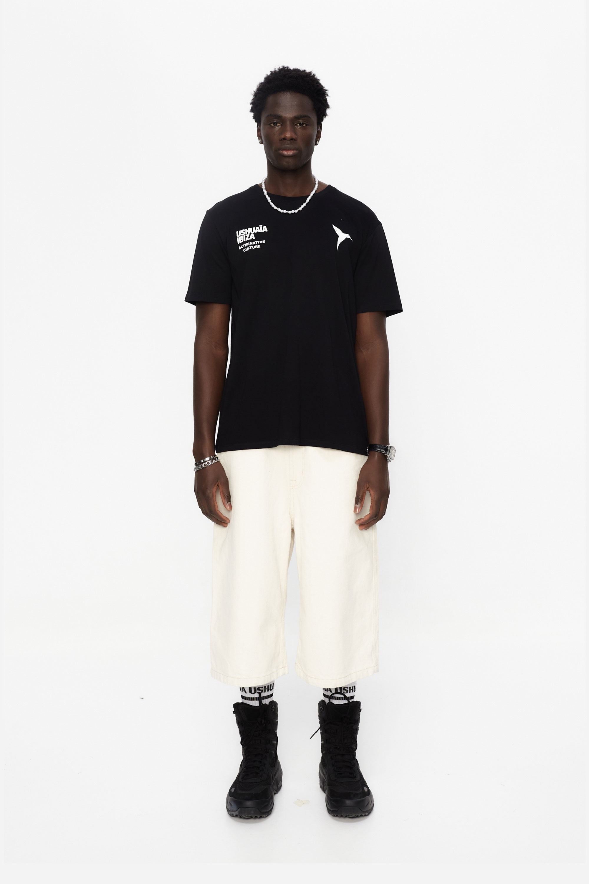 Regular fit t-shirt with round neck and short sleeves. Contrast combined print detail on the front.