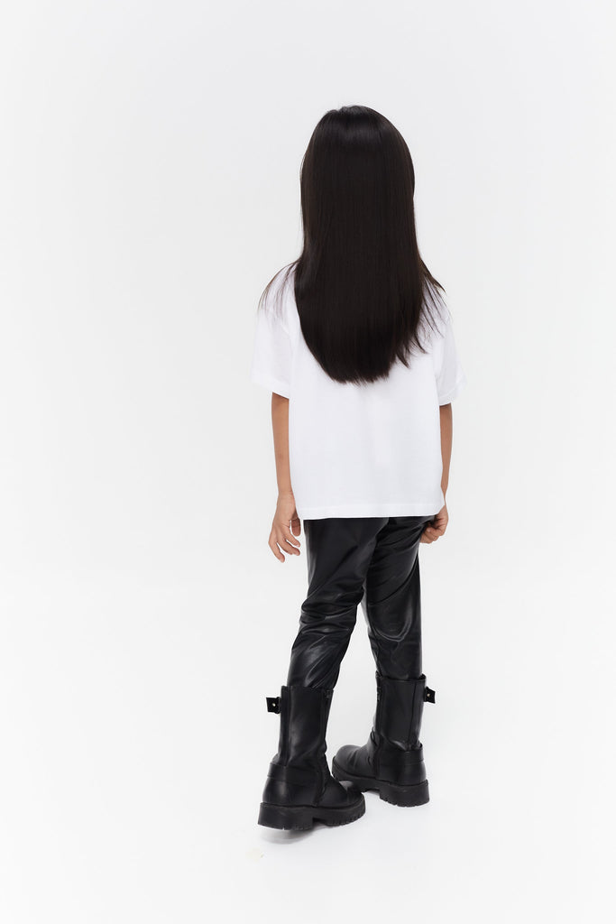 Cropped t-shirt with round neck and sleeves. Contrast combined print detail on the front with glitter.
COMPOSITION:   
50% Cotton 50% Modal 