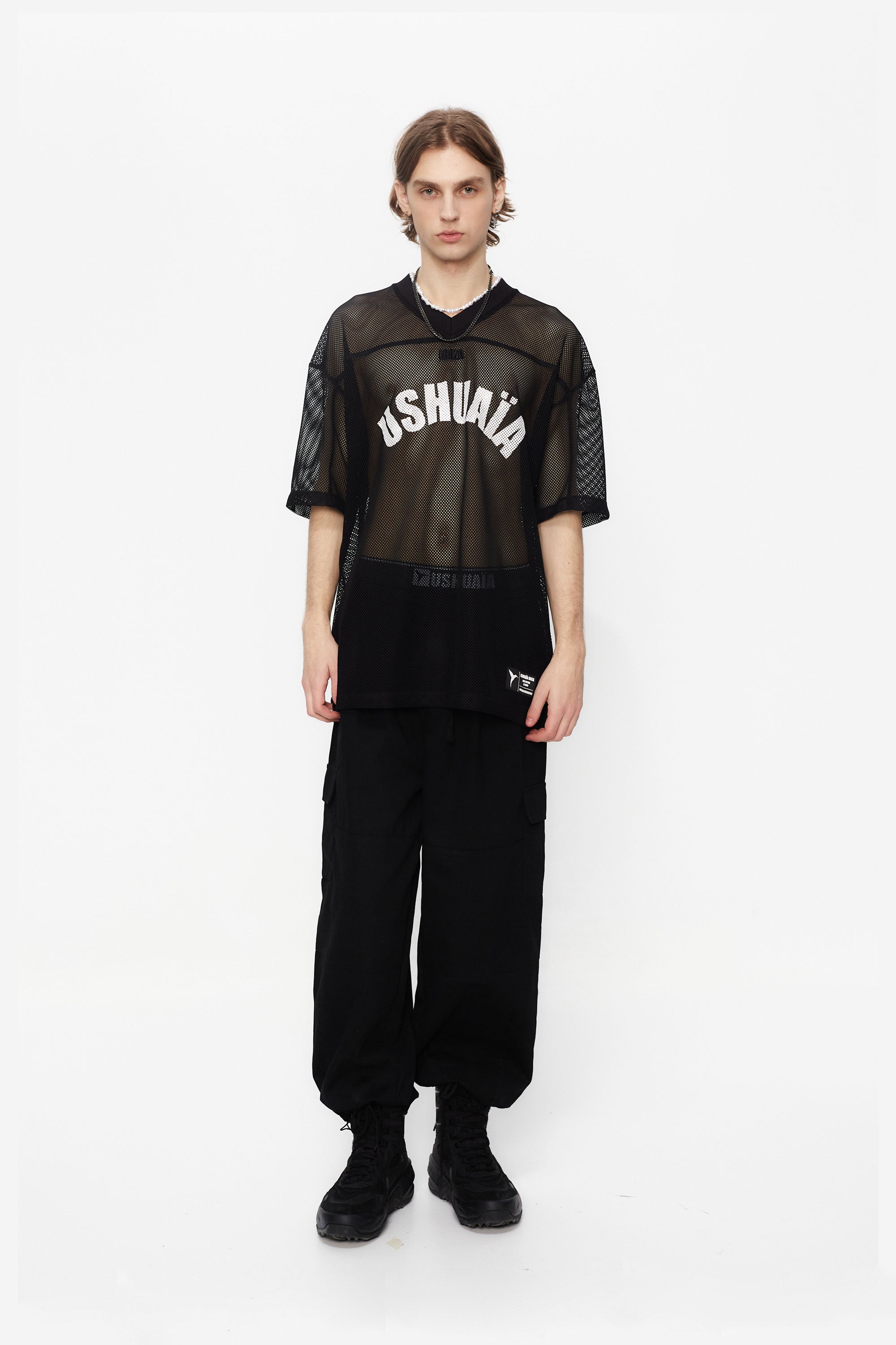 Rugby style t-shirt made of mesh fabric, light and breathable. V-neck and short sleeves. Contrasting embroidery and print detail on the front. Central seam on the back.