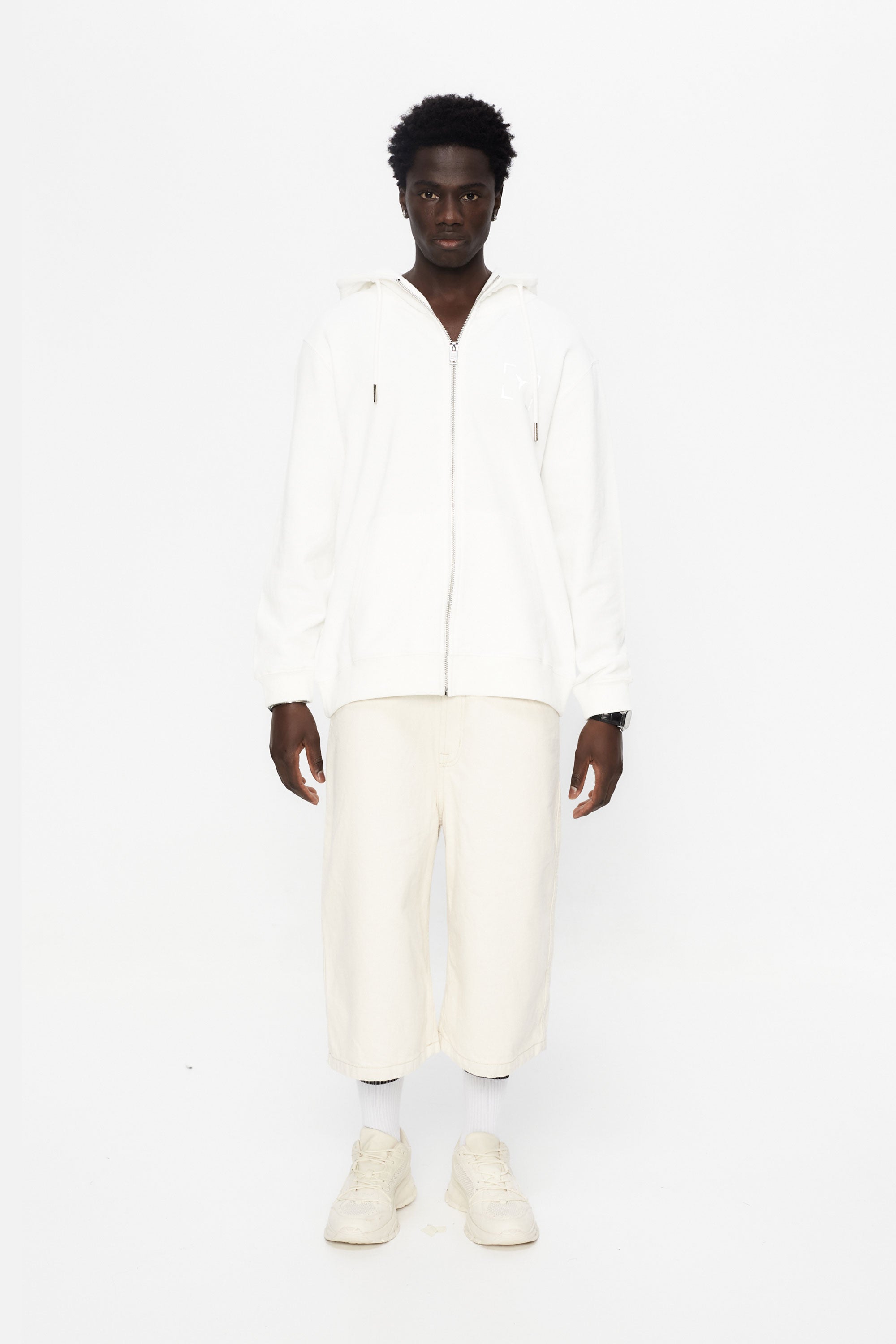 Regular zip-up sweatshirt with hood and adjustable high neck with drawstring and washed long sleeves with peach effect. Reflective print detail on front and back. Kangaroo pocket on the front. Ribbed finishes. 