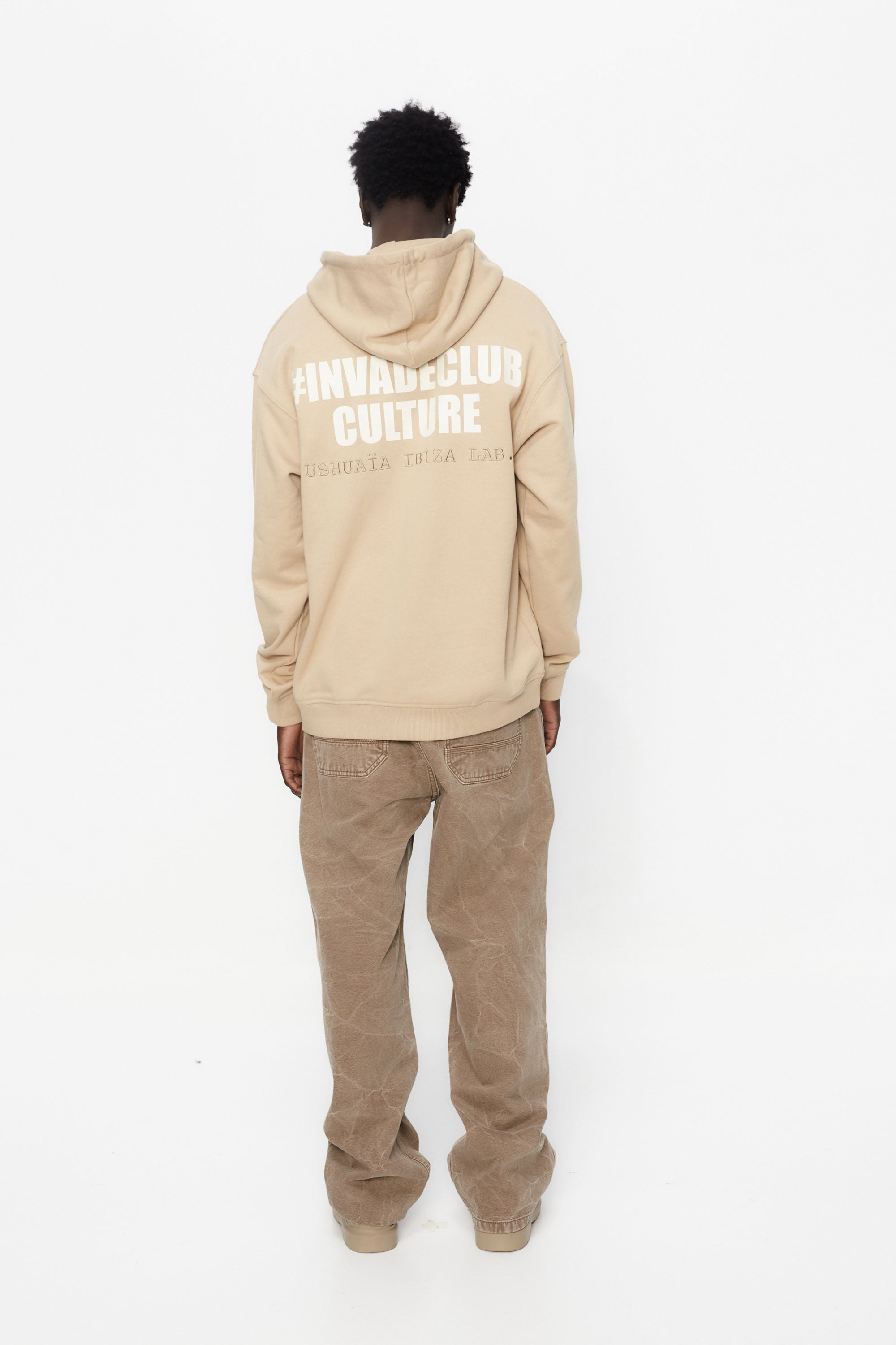 Oversized sweatshirt with adjustable hood with drawstring and long sleeves. Combined embroidery detail on the front and print on the back. Kangaroo pocket on the front. Ribbed finishes.
