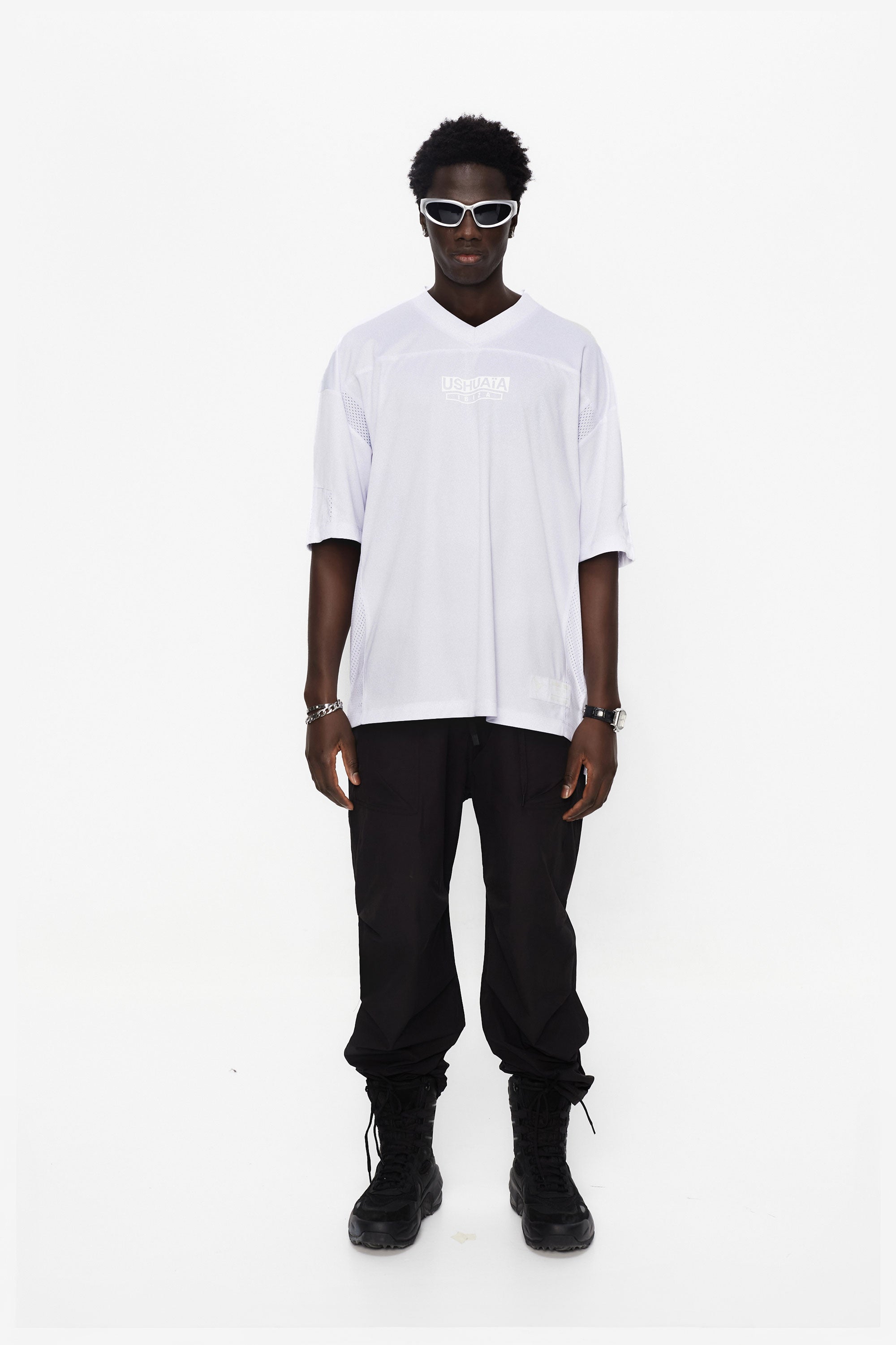 Combined rugby style t-shirt made of technical fabric and mesh, light and breathable. V-neck and short sleeves. Combined reflective print detail on front and back. 